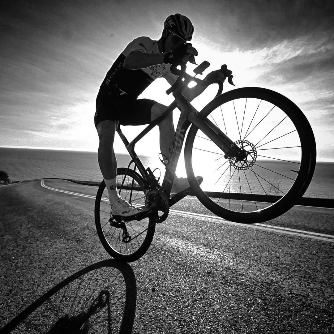 クリス・フルームのインスタグラム：「🛫🛫🛫🤘📸 @veloimages」