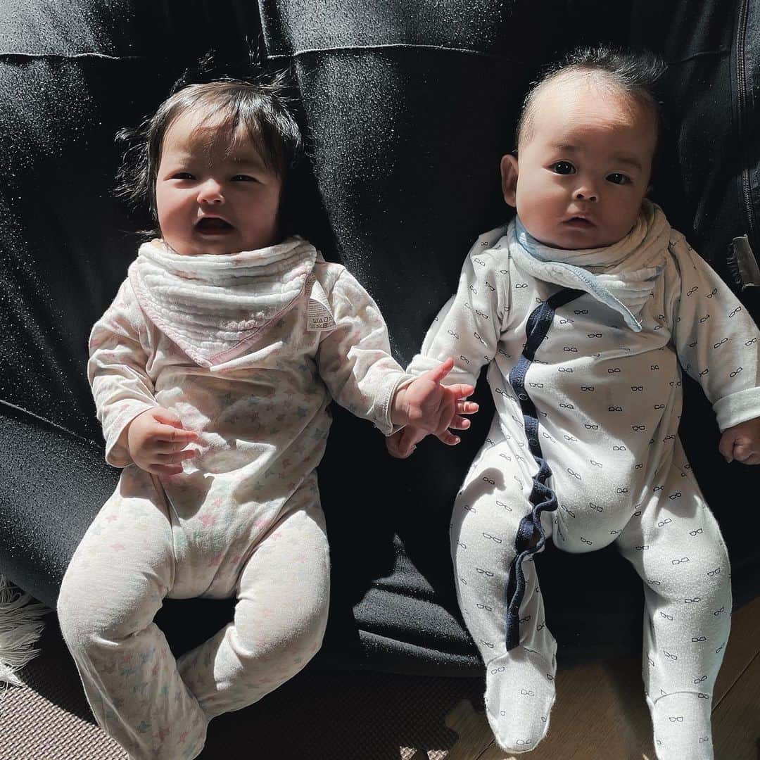畠山潤子さんのインスタグラム写真 - (畠山潤子Instagram)「双子ちゃん❤️ 似ているようで似てない。 似てないようで似てる。 なんとなくお互いを意識したり、手を繋いだり、泣かせあったり、なんだか面白い、二卵性双生児ちゃん。　 育児にかかる時間も2倍でぐったりする日もあるし、上の子供たちのタイミングと合わずてんてこまいな日もあるし、やりたいことややるべきことが子供たちの時間で手一杯になり思い通りに進まなくて悲しくなることもありますが、、、 子供たちの成長を見られる日々は、やっぱり幸せです💕 #mamalife #赤ちゃんのいる生活 #生後6ヶ月 #2歳9ヶ月 #28w3d #子沢山 #子沢山ママ #reidiary2020 #jindiary2020 #twins #twinstagram #twinsbaby #双子ママ #4人育児 #大家族 #ママリ #bebesjapon #べべズジャポン #たまひよ #4人ママ #多胎ママと繋がりたい #双子ママと繋がりたい #渋谷区ママ  #幼児教育 #幼児教室 #知育 #yogibo #ベビービョルン」1月21日 14時09分 - junko_hatakeyama