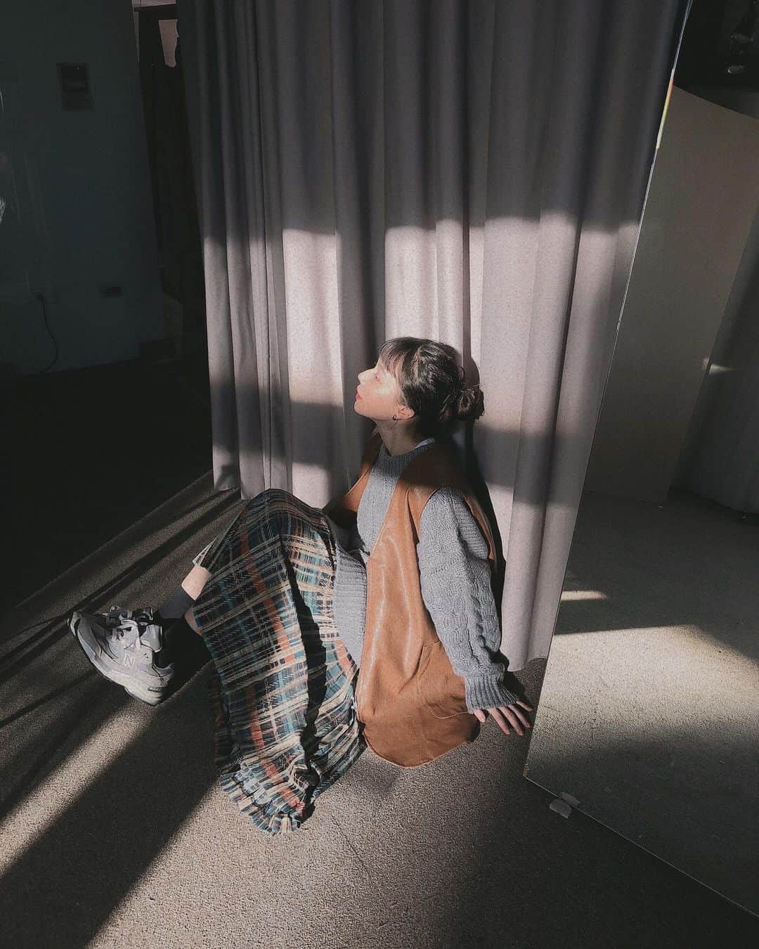 謝琦琦（Kiki）のインスタグラム：「毛衣裡面穿睡衣 實在很容易忘記穿內衣就出門 反正也看不出來啦🤭  但我還是有記得穿的 不用放大看了  毛衣.裙子/ @ivory.co__  皮革背心/ @no.11official  鞋/ @newbalance」