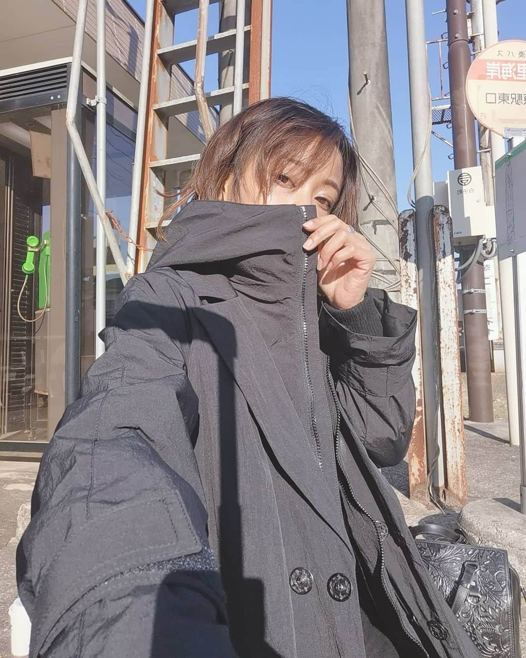 脇田恵子のインスタグラム：「🥴👌  アウター作りました🥺💗 これから暖かくなってからも使えるしゃかしゃか素材😇💘、 またお知らせするね サイズシルエットはユニセックスでも使えるように作ったよ。  #脇田ちょっとずつ マイペースに物作り」