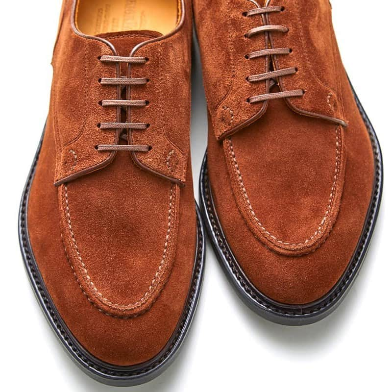 ユニオンインペリアルのインスタグラム：「. 英国のCharles F. Stead社のカーフスエードを採用しています。 @charles_f_stead   Janus calf suede（ジャヌス 又は ヤヌス・カーフスエード）という名称で知られています。同社の最高級スエードで、世界でも現在入手しうる最高ランクのスエードといわれています。  ビロードのように美しくきめ細かなスエードです。  日比谷okuroji店・ウェブ限定商品になります。 ※ウェブサイトに在庫がない場合でも、日比谷okuroji店にはまだ在庫が残っている場合がございます。 DMまたは日比谷okuroji 店までお問い合わせ下さい。 TEL:03-6550-9992  UNIONIMPERIAL -Country- 日比谷okuroji店 & WEB 限定モデル art. SU402 size: 24.5cm〜27.0cm material: Charles F. Stead  Janus calf suede color: Polo Brown Hand-sewn welted construction  Last: S50-1  3E 後方屈曲木型　足なりの新設計 Made in Japan price:¥48,000 + tax  #unionimperial  #ユニオンインペリアル  #hibiyaokuroji  #日比谷okuroji  #日比谷オクロジ  @hibiya_okuroji_official  #calfsuede  #janussuede  #januscalf  #後方屈曲木型  #後方屈曲木型は足なりに肉付きが中央から内側に寄って踵も内側に屈曲しています  #countryshoes  #countryshoe  #countrystyle  #mensfashion  #mensshoes  #dainitesole  #dainitestuddedsole  #ダイナイトソール  #classicshoes  #classicshoe  #ハンドソーンウェルテッド  #ハンドソーンウェルテッド製法  #handsewnwelted  #革靴  #革靴好きと繋がりたい  #断然革靴派  #革靴倶楽部」