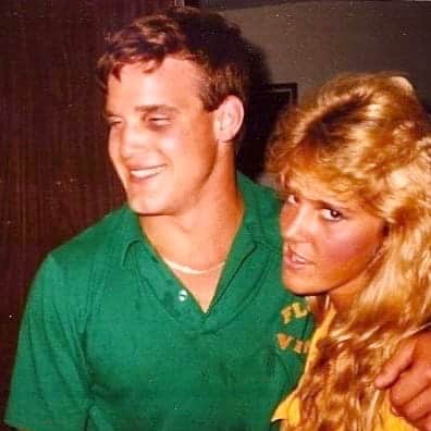 エディ・マクリントックのインスタグラム：「*** Drunk off my ass: ✅ Black eye: ✅ Gold Chain: ✅ Pissed off blond, with big hair: ✅  COLLEGE!  (Now, with 20 years clean and sober, the words “do not regret the past, nor wish to close the door on it” are easier to come to grips with. 🤷🏻‍♂️)」