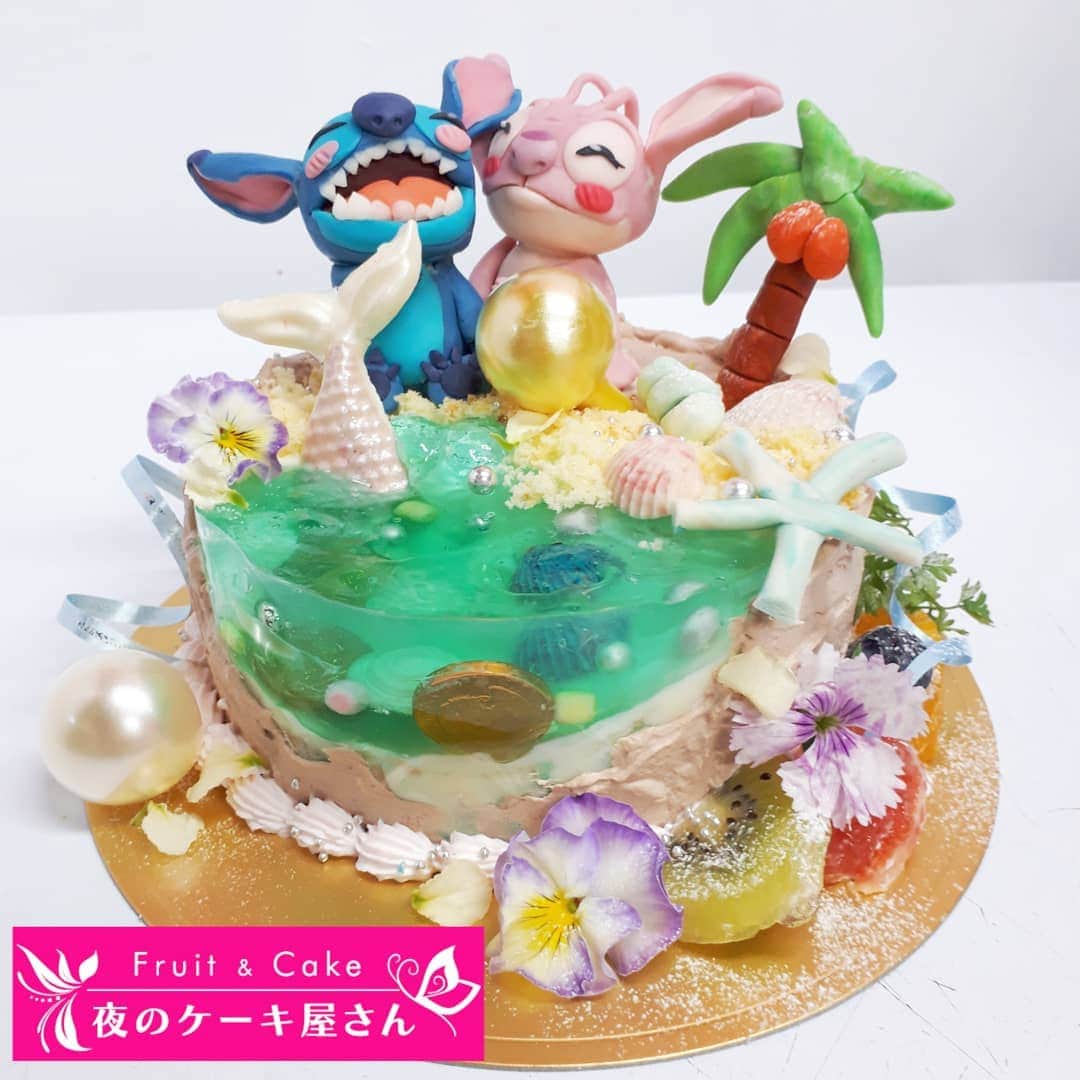 夜のケーキ屋さん♥Juli　(エディブルフラワー協会) のインスタグラム：「ハワイアンケーキ🌴🌴 : 海外行けなくて寂しいですが、海外らしいjellyの海ケーキ🐚⚓デザインです🙋✨ : 海のjellyの中に、貝殻や宝物を隠し入れたり🐚💎 エディブルフラワーを合わせるとハワイアンぽくなります🌺🌿 : : #夜のケーキ屋さん #オーダーケーキ」