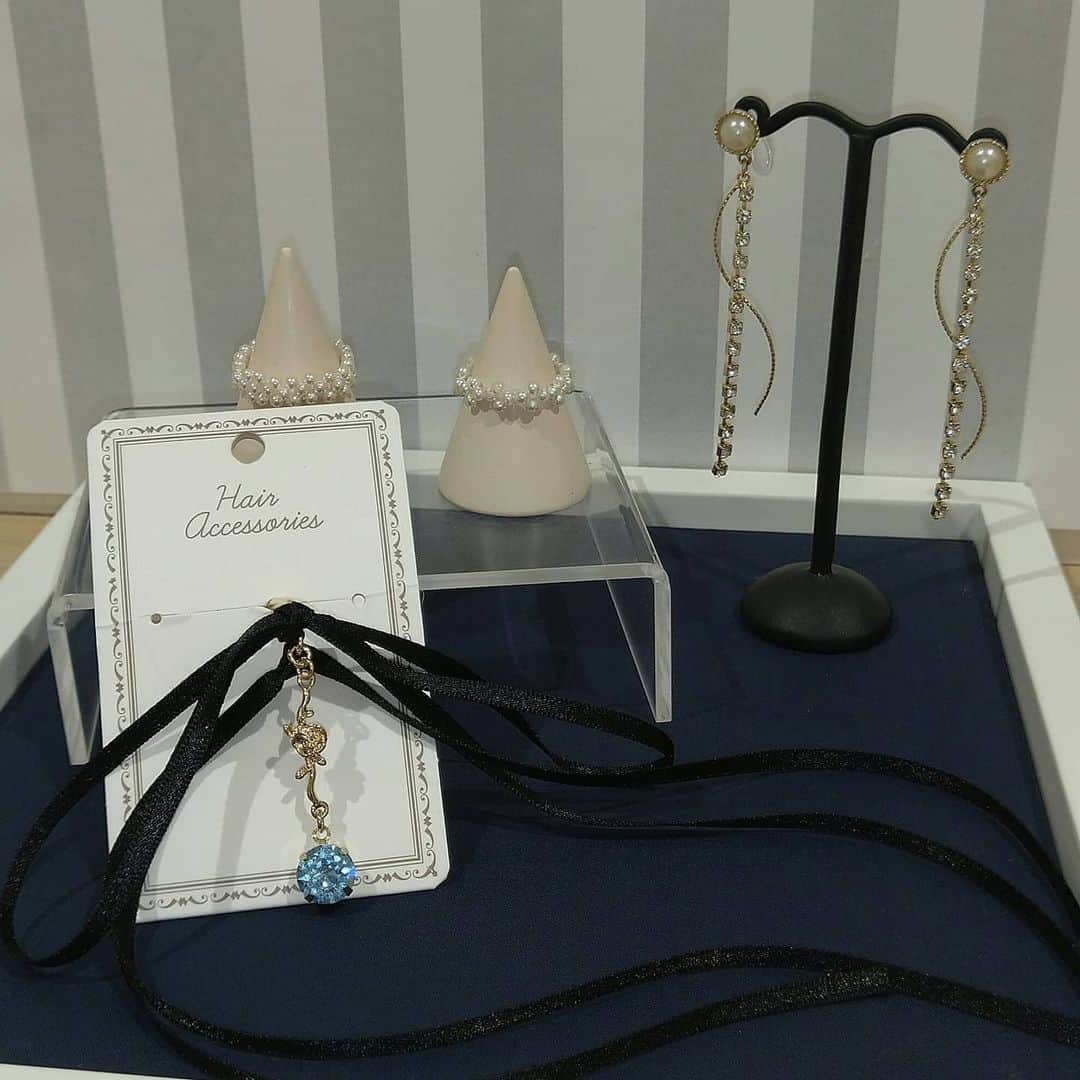 のインスタグラム：「✨アミュプラザ長崎店スタッフ作品✨  ①ポニーフック 3mmのリボンをフックに結び、薔薇チャームとスワロを丸カンで繋げて完成です！  ②パールリング 2mmのチェコパールでお好きな形に編み込み完成です！  ③イヤリング ダイヤレーンチャームとフラワーブランチチャームを使ったイヤリングです！  お好きなチャームを組み合わせて作ってみて下さい✨  当店にはリボンの取り扱いは御座いません。 商品の取り扱いは店舗により異なりますのでご了承下さい。  #payts club #パーツクラブ #パーツクラブ公式アカウント #ハンドメイド #ポニフック#ヘアアクセサリー#リング#パールアクセサリー#イヤリング# #パーツクラブアミュプラザ長崎店 #アクセサリー #パーツクラブスタッフ」