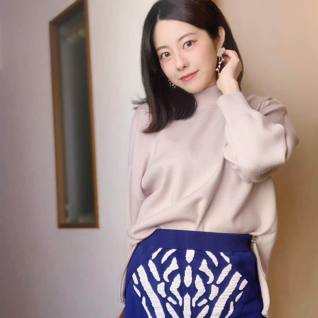 池田愛のインスタグラム：「✨💙大人綺麗系コーデ💙✨  青いタイトスカートは大好きなMillyのもの！✨ 随分前に買ったんだけど、なかなか着る勇気なくてタンスの肥やしになってしまうところでした😂  お洋服は一目惚れしたら買っちゃうタイプです😍💕💕  ミニマリスト目指してみようと思った時期もありましたが自分には無理でした〜笑💦  💖お洒落には貪欲でありたい💖  #milly #綺麗めコーデ #ミニマリストにはなれない」