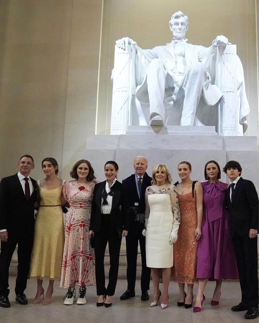 Just Jaredさんのインスタグラム写真 - (Just JaredInstagram)「President Joe Biden and First Lady Dr. Jill Biden gather up their family including children, Hunter and Ashley, and grandchildren Maisy, Naomi, Finnegan, Natalie and Robert, for a group photo on Inauguration Night.  #JoeBiden #JillBiden #HunterBiden #AshleyBiden #MaisyBiden #NaomiBiden #NatalieBiden #FinneganBiden #RobertBiden Photos: Getty」1月21日 14時53分 - justjared