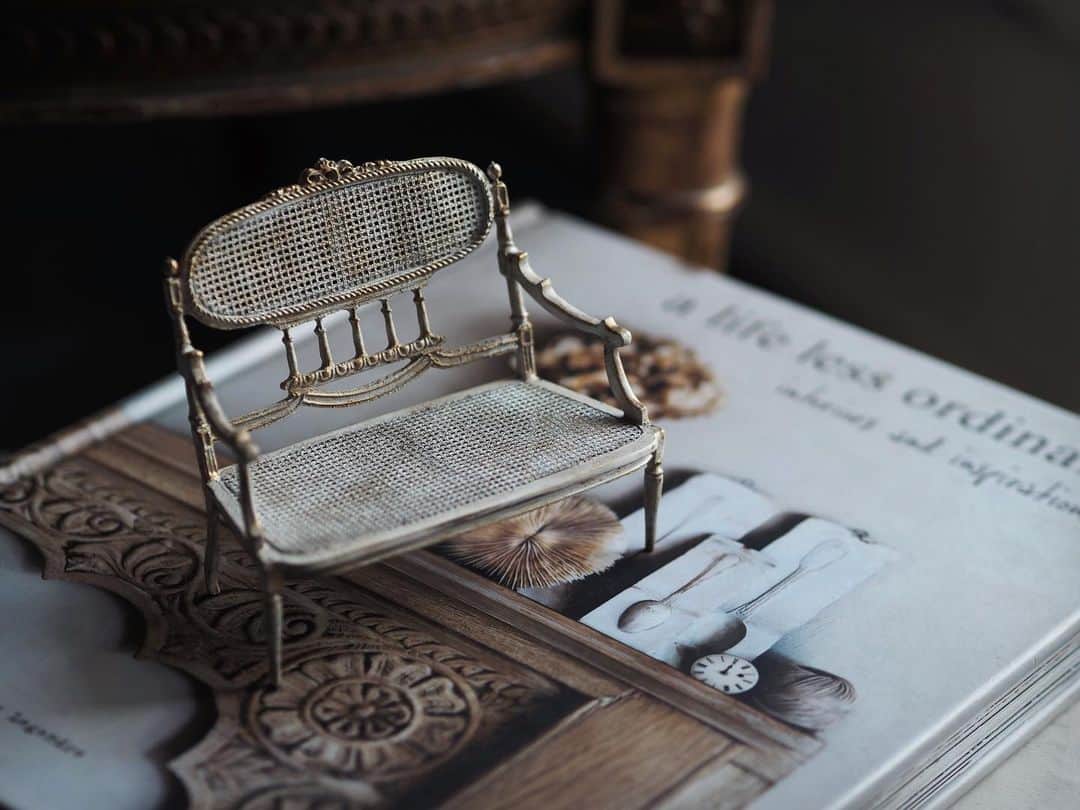 kiyomiさんのインスタグラム写真 - (kiyomiInstagram)「❤︎ ・ original handmade miniature  chair size 1/12 ． 以前につくったチェア。 見直しと、改善。 ・ ・ ・ ・ ・ ・ ・ ・  ・ #ミニチュア#miniature#dollhouse #Frenchinterior #ブロカント #antique#Frenchstyle#cute#closet #シャビーシック#Interior#フレンチインテリア #antique  #Frenchdecor#brocante #アンティーク風#brocantestyle#shabby #shabbychic #shabbychicdecor#armoire #フレンチチェア #chair  #Frenchchair」1月21日 14時58分 - chiisanashiawase2015