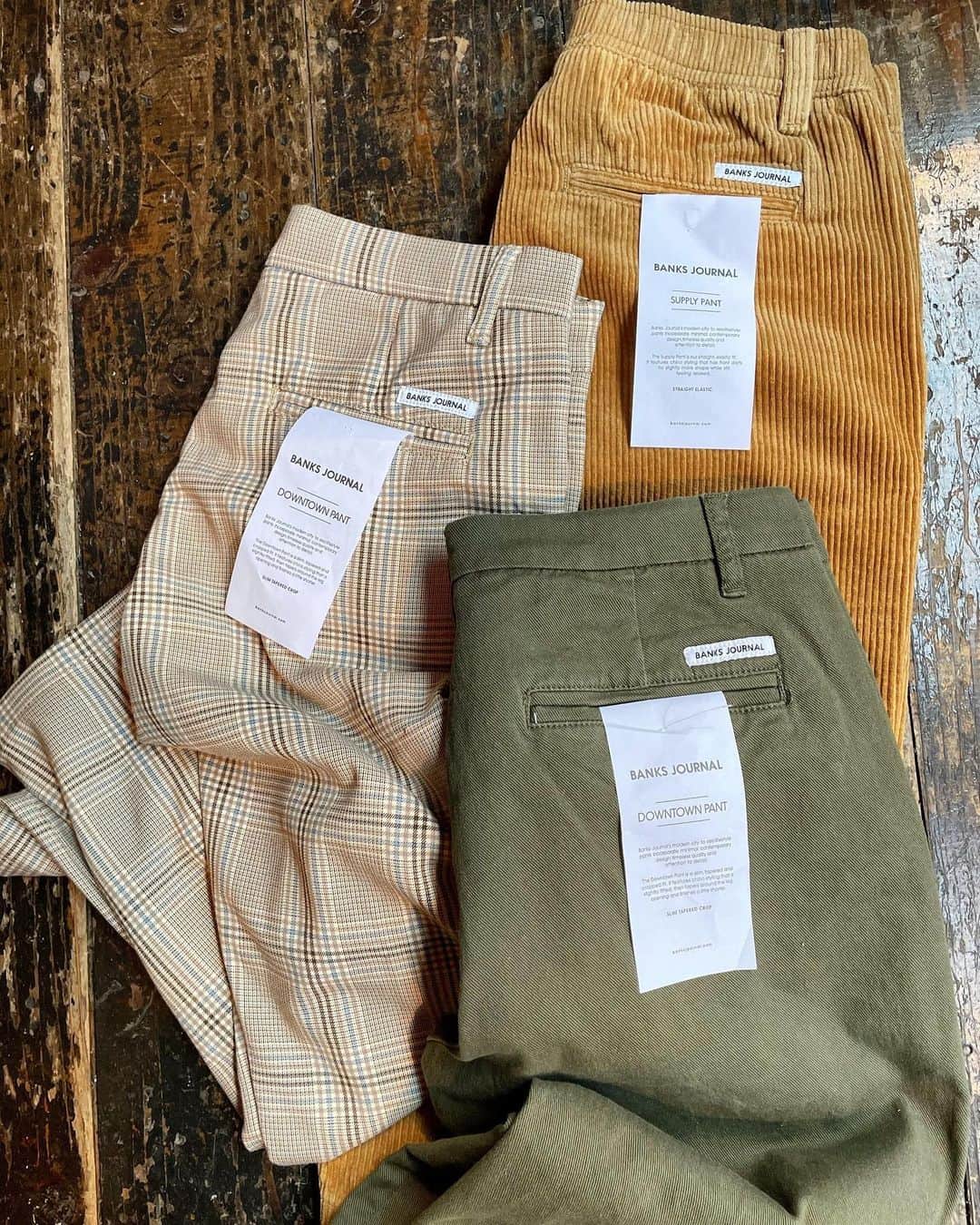 PORT of CALL Cafe&Store Tokyoのインスタグラム：「#pocdstyle @banksjournal texture. #croppedpants stocked @poc_daikanyama  Banks Journalのスタイリングに欠かせないテーパードが効いたクロップド丈のボトムス。 太もも周りに余裕があり、身幅広めのトップスとも相性が良いSupplyパンツ。腰から足首にかけて直線的なシルエットでよりスタイリッシュなDown townパンツ。 #大人カジュアル なスタイリングに欠かせないコーディネートに品を加える綺麗めパンツです👌🏽 #banksjournal #springcollection」