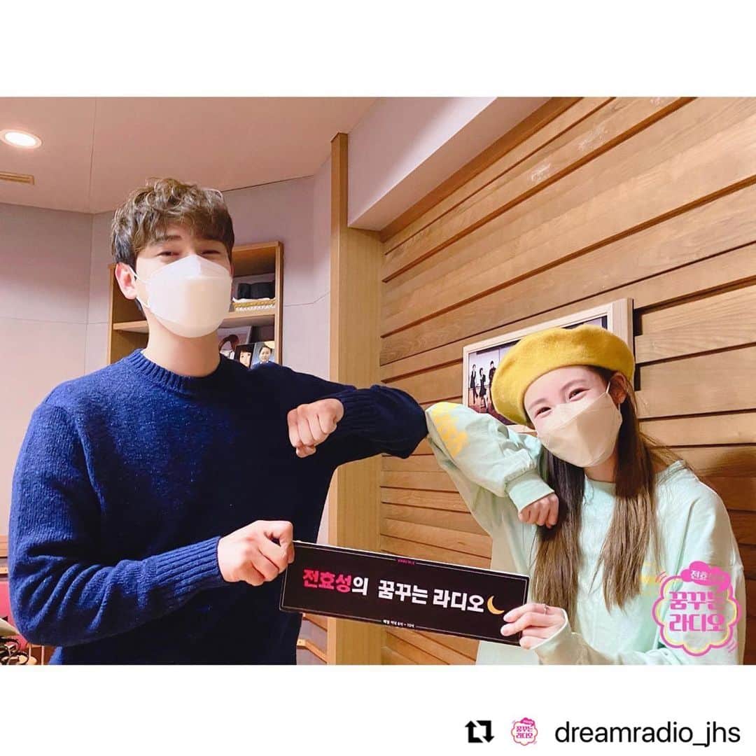 ユン・バクのインスタグラム：「- 오랜만에 라디오 나들이 :) 덕분에 즐거웠던 시간. 감사감사🙏 @superstar_jhs  - 오늘은 비가 내리네요 빗길 안전운전하세요 🌧 - #Repost @dreamradio_jhs with @make_repost ・・・ 💫꿈꾸는 라디오💫 ⠀  횻디의 찐친이 꿈꾸라에 떴습니다!!!! 오늘은 '서른살 인생(with 윤박)'  분명 긴장된다고 하셔놓고... 마지막엔 끝인사까지 셀프로 하고 간 본투비 끼쟁이🤣🤣  영상통화하는 사이라는 두 찐친은 사진도 평범하게 찍지 않죠...ㅋ 노래 나갈 때까지 치열하게 L.O.V.E,,❣에 대해  토론한 것두 안 비밀...🤭ㅋㅋㅋㅋㅋ  +) 오늘 연애 고민 보내주신 분들 중 선물 받으실 분은  꿈꾸라 홈페이지 선곡표 게시판을 확인해주세요! ⠀  ⠀  #MBC #라디오 #MBC라디오 #FM4U #전효성  #꿈꾸는라디오 #꿈꾸라 #전효성의꿈꾸는라디오 #배우 #윤박」