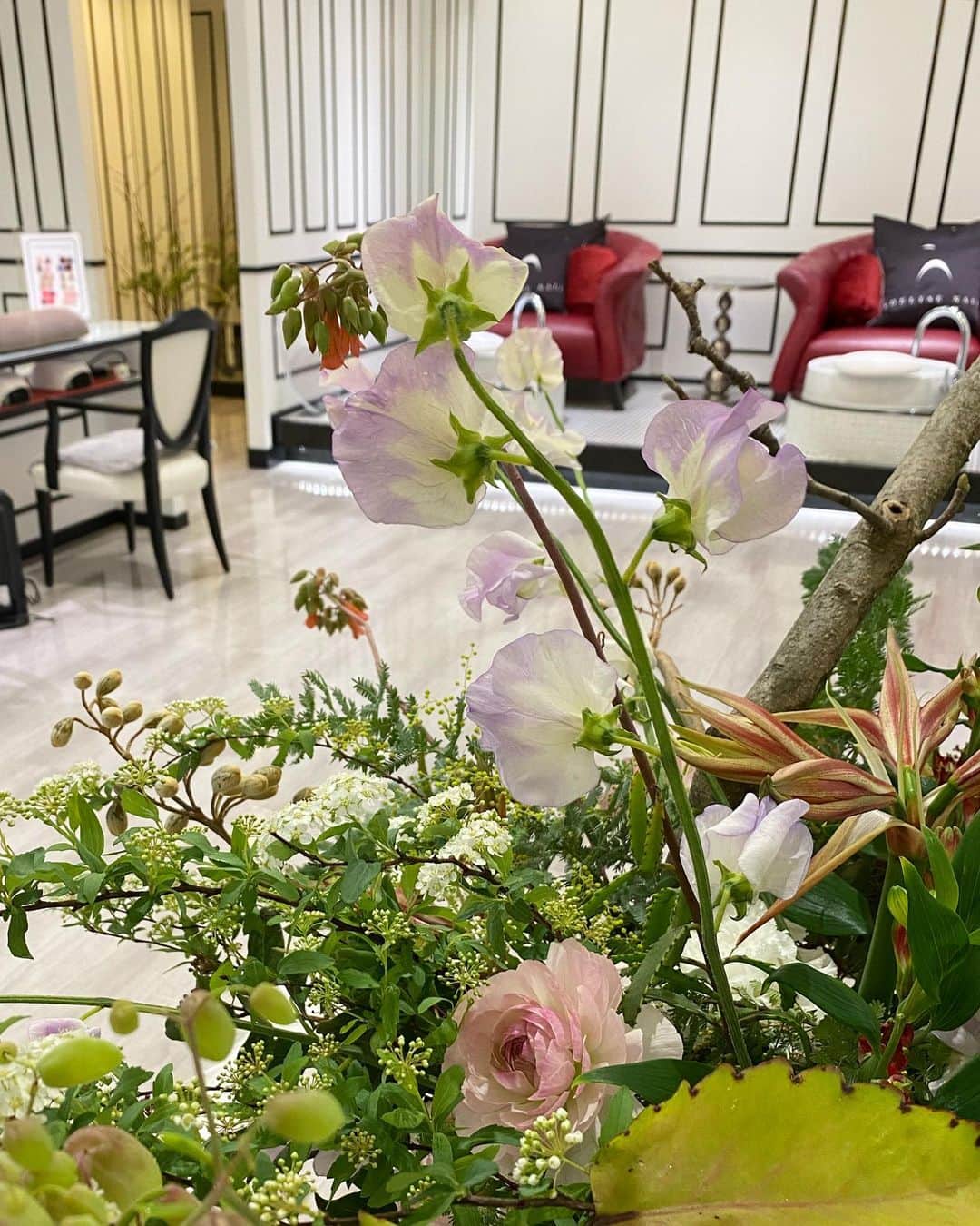 名古屋プレミアムネイルサロン アデリーネイルのインスタグラム：「サロンも春🌸🌸🌸  広い店内にて安心して施術頂けます  安心安全の施術　最高の技術を是非  アデリーネイル ☎︎052-325-2533 名古屋市北区若葉通1-2レクサ若葉2階 1階無料駐車場となっております(6台有)#アデリーネイル#プレミアムネイルサロン #ネイル#ネイルサロン#名古屋#名古屋ネイルサロン#3Dネイルアート#nails#スワロフスキークリスタル#アイラッシュサロン#サロンデザイン#フレンチネイル#ドット#桜#桜ネイル#네일#무광네일#살롱#スワロフスキー#クリスタル#flower#デザイン」