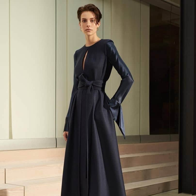 アマンダ ウェイクリーのインスタグラム：「Textural twill mixed with iconic bias cut satin... the ultimate investment dress   #satin #littlebluedress #minimalistchic #bias #modestdressing   Photographer: @janlehner  Styling: @cathykasterine  Hair: @neilmoodie  Make up: @zoetaylormakeup」