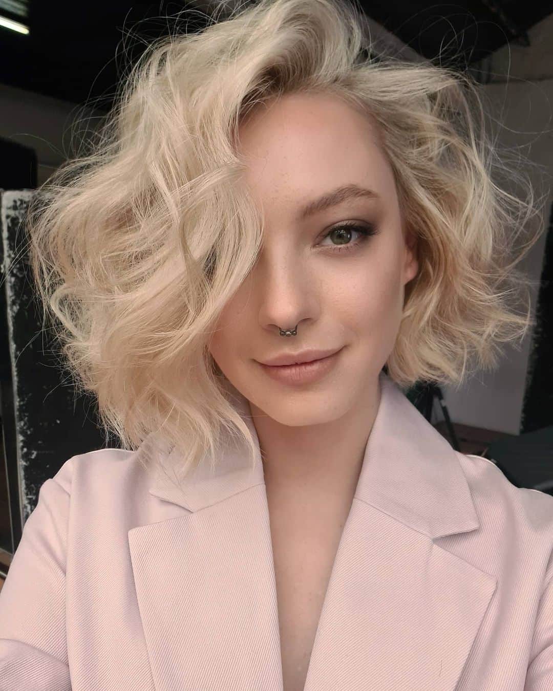 ティール・ココのインスタグラム：「Curls get the girls!!! ➰💕🌷 What do you think of my soft side? 🥺👉🏻💓👈🏻 I missed being of set, it's been so long!  . . . Hair by @traceyhughesedu + @nathan_oscaroscarchadstone at @oscaroscarsalons ✂️💇🏼‍♀️」