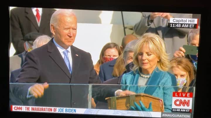 ケヴィン・スミスのインスタグラム：「“On your left.” The historic moment  @joebiden became @potus 46! I half expected Doctor Strange to start opening a series of portals! @jenschwalbach makes a crying cameo in the clip where @kamalaharris is sworn in as our first female @vp! The ASL Pledge of Allegiance was just beautiful, as was @jlo belting out America! So many moving moments! Like the lady sang, this land is your land, this land is my land. Happy #inaugurationday, fellow Americans! 🇺🇸 #KevinSmith #potus #vp #america #inauguration」