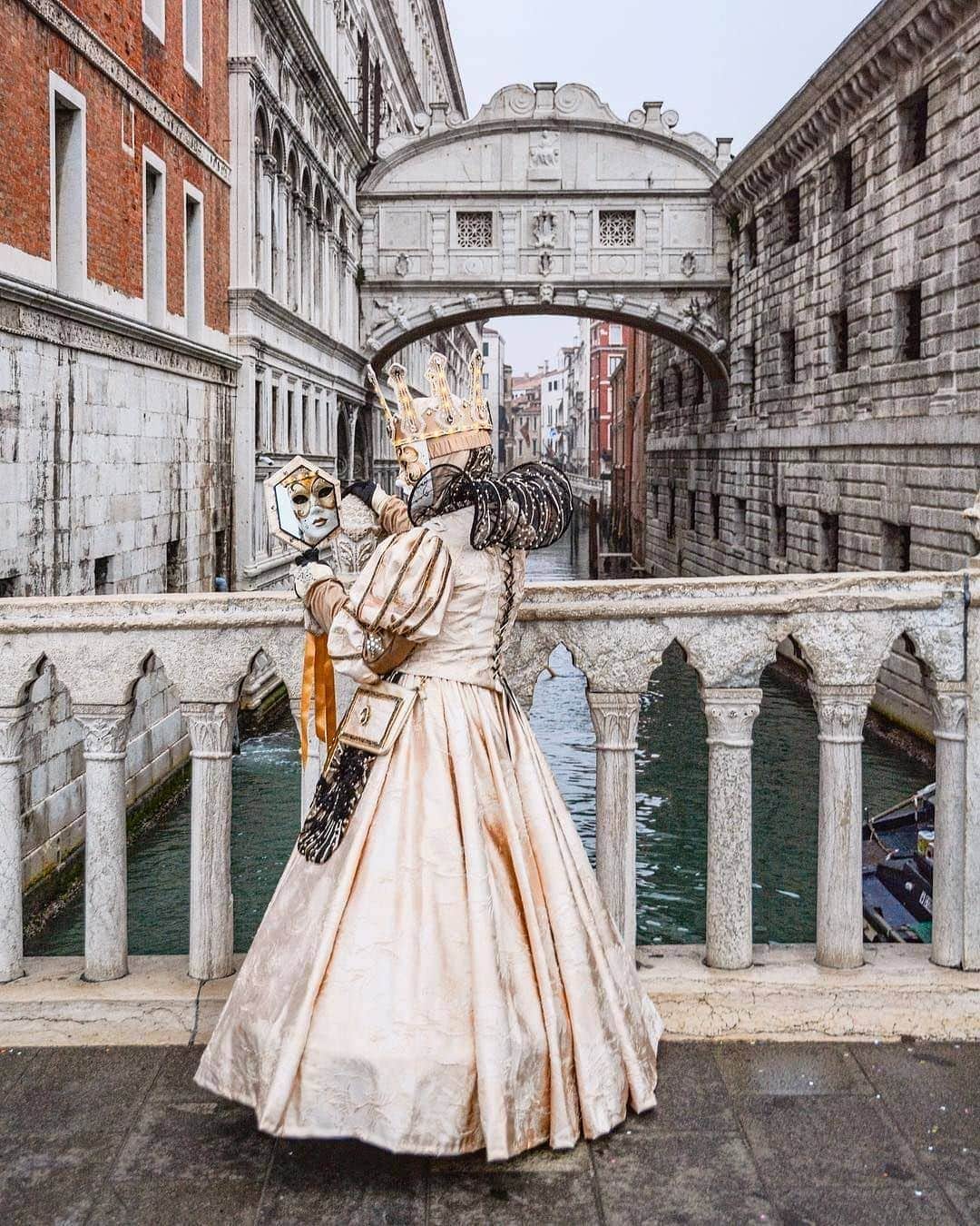 BEAUTIFUL DESTINATIONSさんのインスタグラム写真 - (BEAUTIFUL DESTINATIONSInstagram)「Enchanting and shrouded in mystery! 🎭 The Venice Carnival is one of the largest and prestigious carnivals in the world. Check out these festive and fabulous attires! ✨  Though the Venice City Hall hasn’t published the official calendar of traditional events this 2021, as of date, the Venice Carnival, following the religious calendar, will be held from January 30th to February 16th.   What’s the best carnival you’ve been to? 🎉  📸 @kavalaomer 📍 Venice, Italy」1月21日 6時09分 - beautifuldestinations