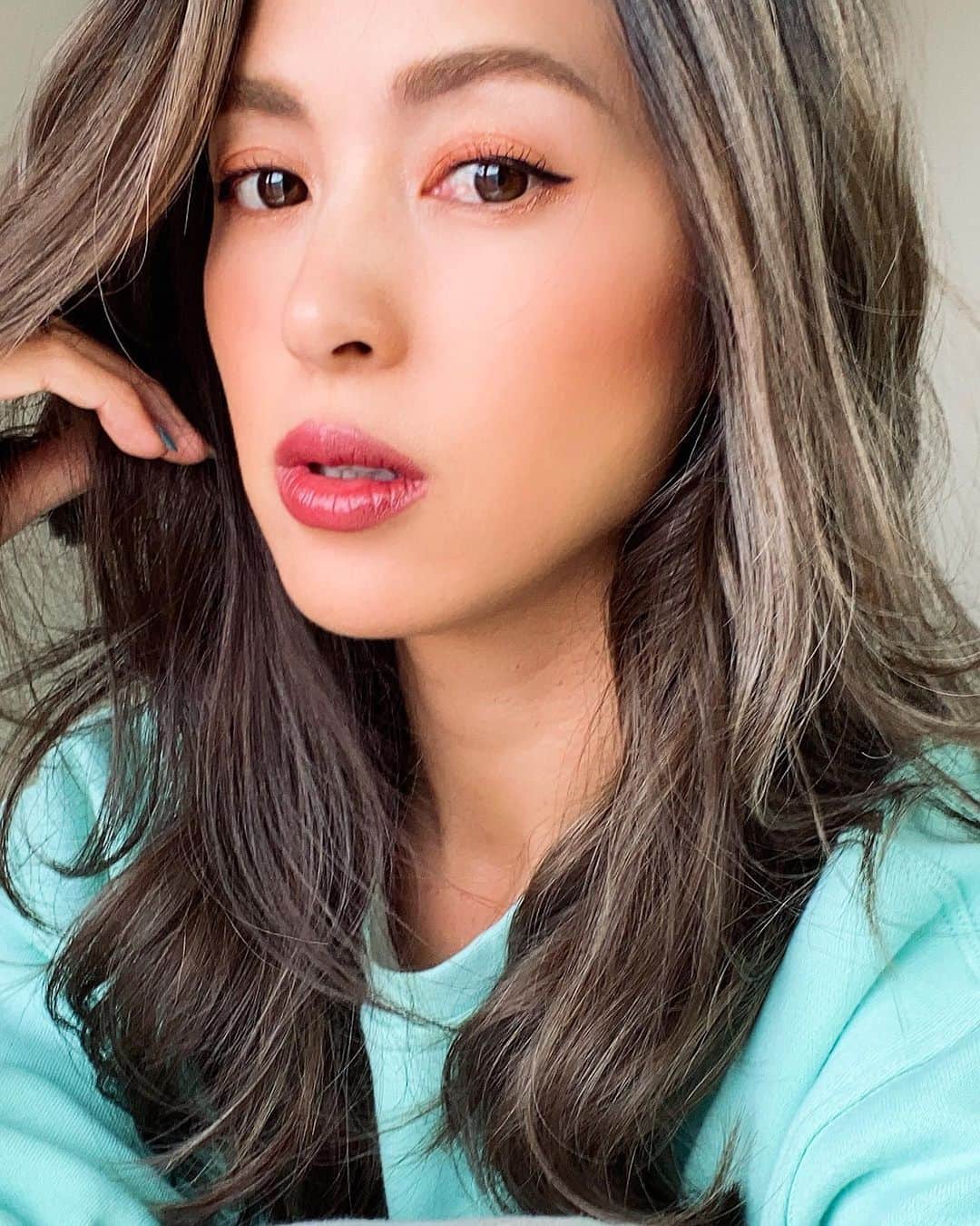 Mieのインスタグラム：「時折自分が何なんだかわからなくなって落ち込む日。 なんと髪の毛心機一転！と綺麗にしてもらってるんるんで起きるはずの昨日がそんな日に。。。  昨日はとても気分が沈んじゃって、眠くて元気でなくて、どこにも行きたくないし人とも会いたくなくて自分だけの時間欲しいけど子供たち居るし、、、となんだかんだで1人で部屋に閉じこもりぼーっと自分の事を考えてました💙  自分のいいとこ、悪いとこ頭のなかで考えたりして。結婚とは仕事とは子供とは人生とは、自分とは、とはとは系で色々考えて、、、答えはなかなか出ないままある程度時間が経ったら少し元気が出て、子供たちを公園に連れて行きました。でも一緒に遊びたくなくて車で待機。15分もしたらリアとコウはつまんない、帰りたいと。（コウが作ってくれた麻婆豆腐のストーリーズの私の適当な声ったら今日聞いて素すぎてビックリ🤣） お家で夜ご飯作って食べて、９時には寝ました✨ 今日はすごく元気に。 そんな日もあっていいんだよ、と自分を労るようにしています🧡アップダウンありあり。  今日は気分も上げるために、眉毛を丸くキリッと描いてみました。リップも濃いめにして、髪の毛もどこに行く予定もないのに必要以上に巻いてみたり🤣 これでリビング行ったら子供たちに笑われた🤣  今からどこにも行かないのにジュエリーを身に纏いたいと思います🧡 今週金曜日までのHEAVENLYME商品に対する50%返金キャンペーンですが、メール登録してくれる、またはくださってるメンバー様限定です✨宜しくお願い致します🧡」