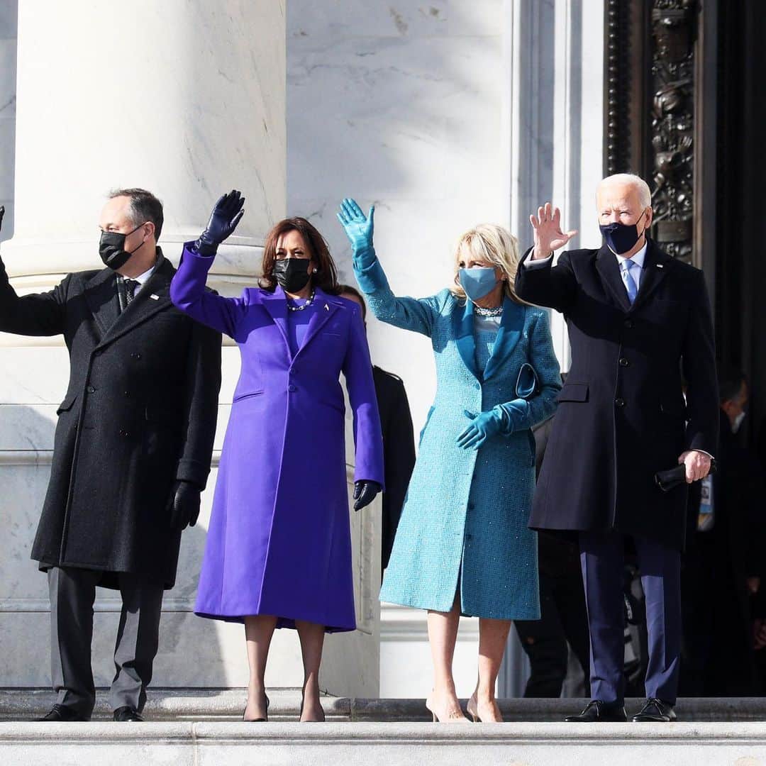 Vogue Australiaさんのインスタグラム写真 - (Vogue AustraliaInstagram)「America celebrates a historic day as #JoeBiden is officially sworn in as the 46th President of the United States with his wife Dr Jill Biden at his side. #KamalaHarris, wearing Suffragette purple, is now the first woman and first Black and South Asian American Vice President. A hopeful and brilliant display of unity for a country divided. At the link in bio, we decode all the hidden meanings behind the outfits from the day.  📷 Getty Images」1月21日 6時11分 - vogueaustralia