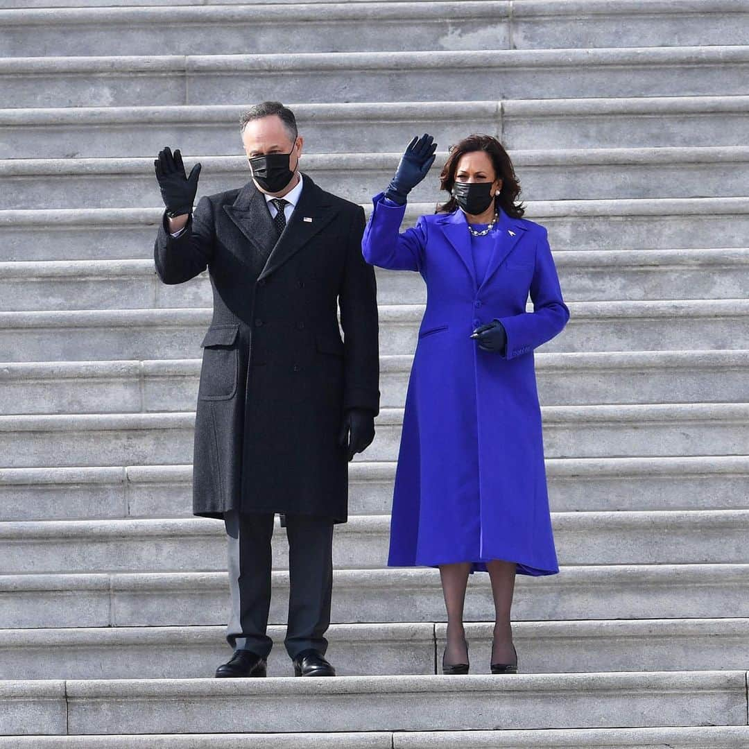 Vogue Australiaさんのインスタグラム写真 - (Vogue AustraliaInstagram)「America celebrates a historic day as #JoeBiden is officially sworn in as the 46th President of the United States with his wife Dr Jill Biden at his side. #KamalaHarris, wearing Suffragette purple, is now the first woman and first Black and South Asian American Vice President. A hopeful and brilliant display of unity for a country divided. At the link in bio, we decode all the hidden meanings behind the outfits from the day.  📷 Getty Images」1月21日 6時11分 - vogueaustralia