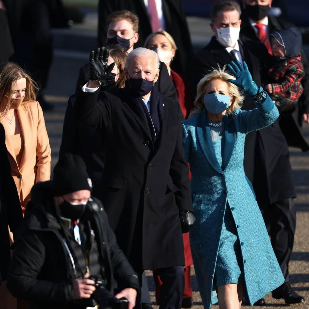 CNNさんのインスタグラム写真 - (CNNInstagram)「President Joe Biden exited the Beast, the presidential vehicle, and walked to the White House, alongside first lady Jill Biden and their family on Wednesday afternoon. Swipe to see more ➡️  (📸: Chip Somodevilla/Getty Images, Patrick Smith/Getty Images)」1月21日 6時15分 - cnn