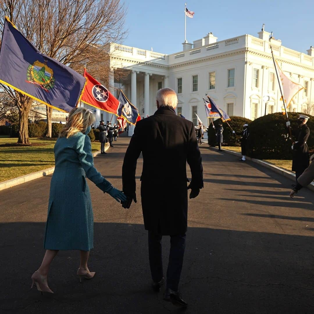 CNNさんのインスタグラム写真 - (CNNInstagram)「President Joe Biden exited the Beast, the presidential vehicle, and walked to the White House, alongside first lady Jill Biden and their family on Wednesday afternoon. Swipe to see more ➡️  (📸: Chip Somodevilla/Getty Images, Patrick Smith/Getty Images)」1月21日 6時15分 - cnn