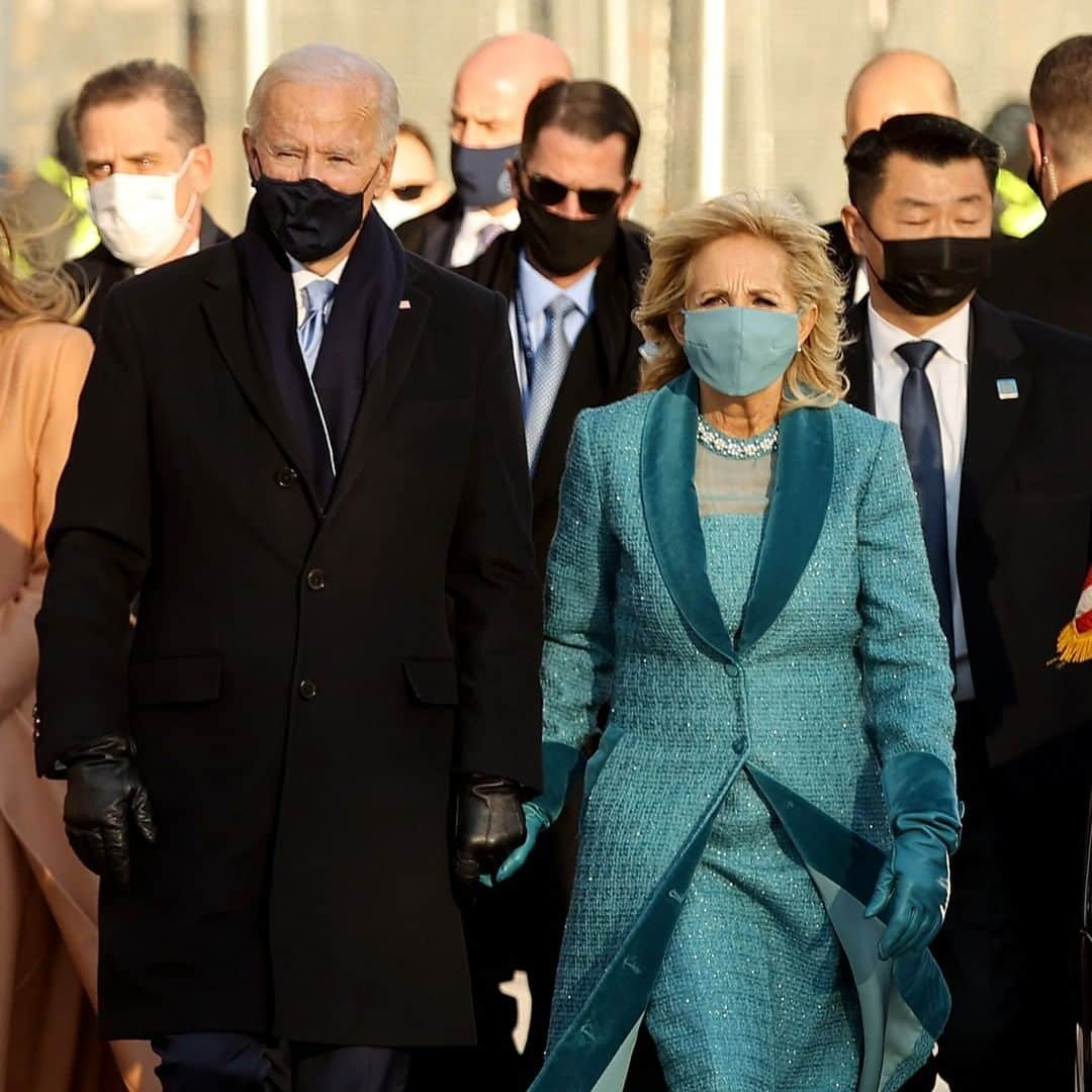 CNNさんのインスタグラム写真 - (CNNInstagram)「President Joe Biden exited the Beast, the presidential vehicle, and walked to the White House, alongside first lady Jill Biden and their family on Wednesday afternoon. Swipe to see more ➡️  (📸: Chip Somodevilla/Getty Images, Patrick Smith/Getty Images)」1月21日 6時15分 - cnn