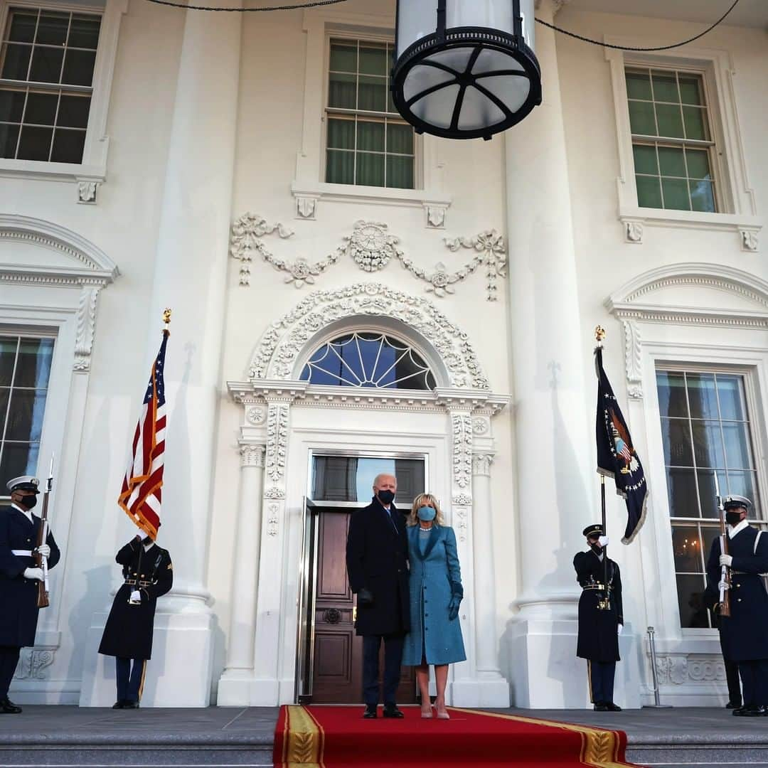 CNNさんのインスタグラム写真 - (CNNInstagram)「President Joe Biden exited the Beast, the presidential vehicle, and walked to the White House, alongside first lady Jill Biden and their family on Wednesday afternoon. Swipe to see more ➡️  (📸: Chip Somodevilla/Getty Images, Patrick Smith/Getty Images)」1月21日 6時15分 - cnn