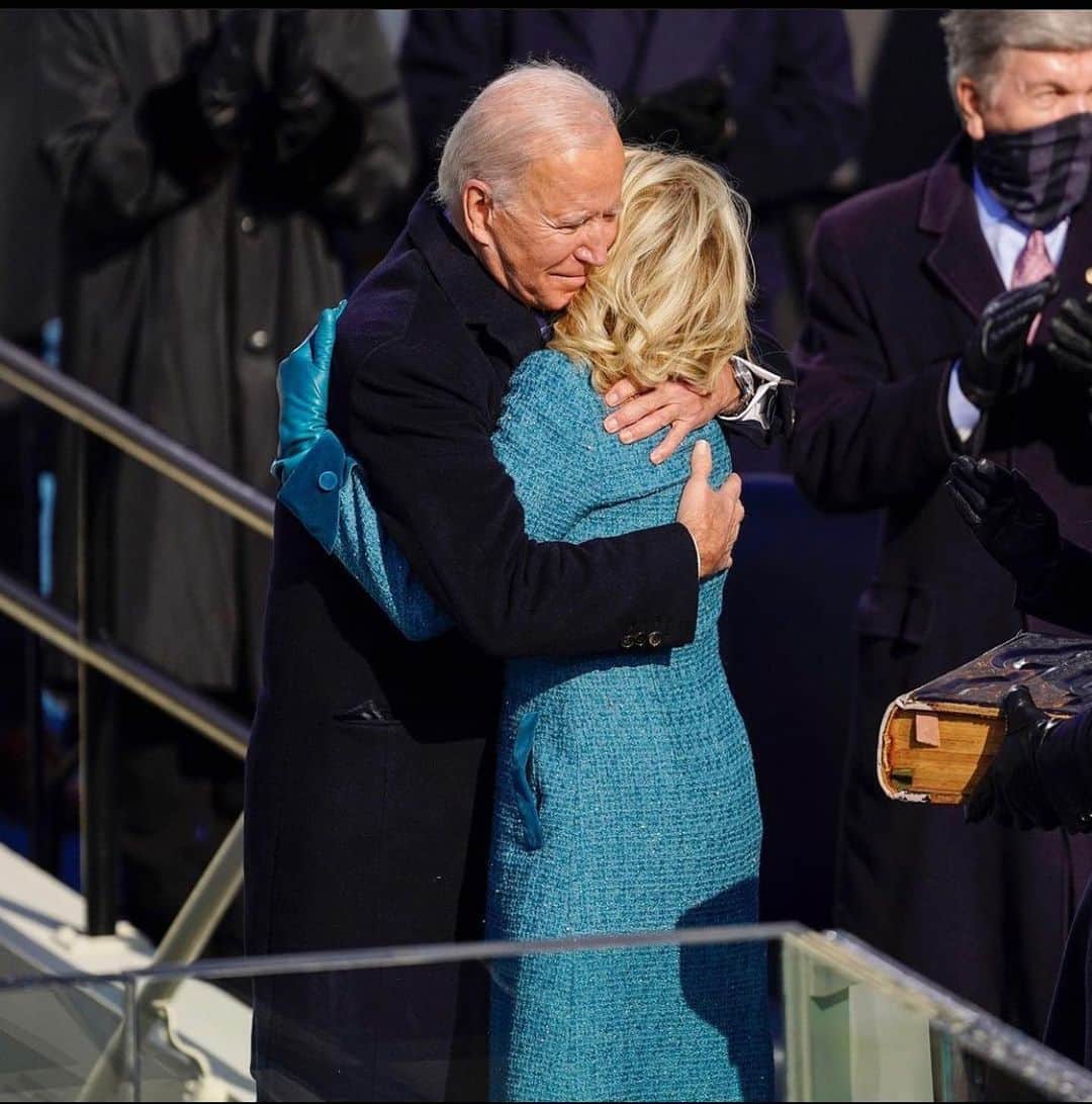 アン・ハサウェイさんのインスタグラム写真 - (アン・ハサウェイInstagram)「I am so, so happy for the Biden Family! I am full of emotions today, and I am grateful and humbled to see a lifetime of service rewarded. Congratulations, Mr. President! #46」1月21日 6時19分 - annehathaway
