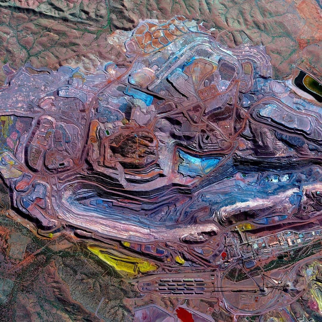 TED Talksのインスタグラム：「Nope, this isn’t an alien landscape! It’s actually iron ore from Mount Whaleback mine in Western Australia. This ore naturally occurs in banded formations, which show up as colorful alternating layers of mineral deposits. Artist and author Benjamin Grant calls the mine "a beautiful yet scary scar on the face of the Earth." His website Daily Overview (@dailyoverview) combs through a massive archive of images from 5 satellites orbiting the globe, zooming in on the places where humans have had the most (and the worst) impact. In his talk, he shares how the "overview effect" — a supposed cognitive shift that astronauts experience after seeing the Earth from space — works and why he wants to deliver that same feeling to his audience. "If we can adopt a more expansive perspective, embrace the truth of what is going on and contemplate the long-term health of our planet, we will create a better, safer and smarter future for our one and only home," he explains. Visit the link in our bio to see more of his amazing, perspective-altering satellite photos.⁠ ⁠ [Image courtesy of @benjaminrgrant]」