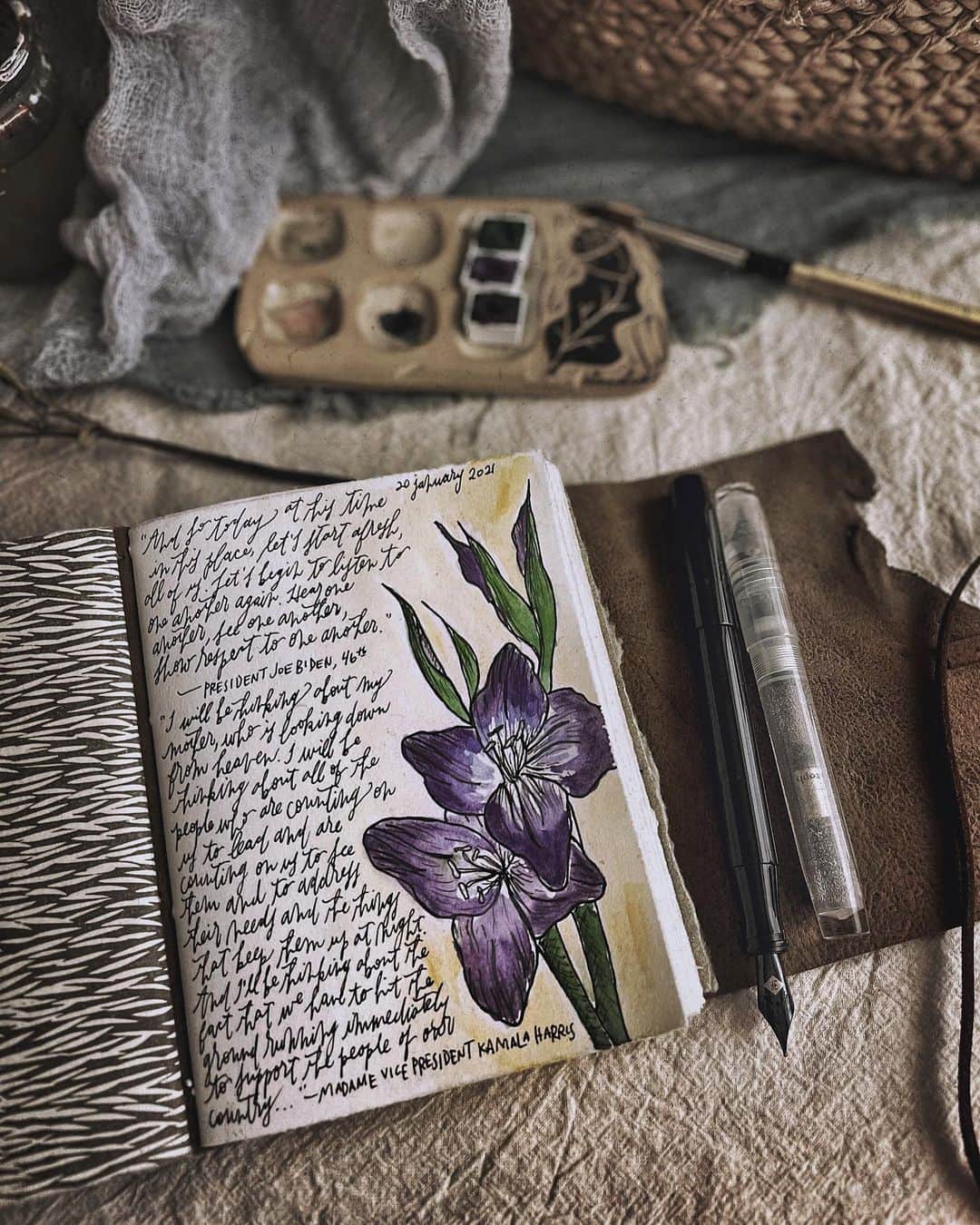 Catharine Mi-Sookさんのインスタグラム写真 - (Catharine Mi-SookInstagram)「New blooms opening, meaningful relics, joyful inspiration and a brand new page in today’s journal. . . . . . . . #memoirs #journaling #herstory #deardiary #journalinspiration #franklinchristoph #fountainpen #quillandarrow #bookbinding #pitchpinepottery #paintpalette #caseformaking #watercolorsketch #linedrawings #writinginstruments #alittlebeautyeveryday #petalsandprops #myeverydaymagic #lightacademia #stillswithstories #lifeunscripted #seekinspirecreate #ofsimplethings #seasonspoetry #itsanewday」1月21日 6時25分 - catharinemisook
