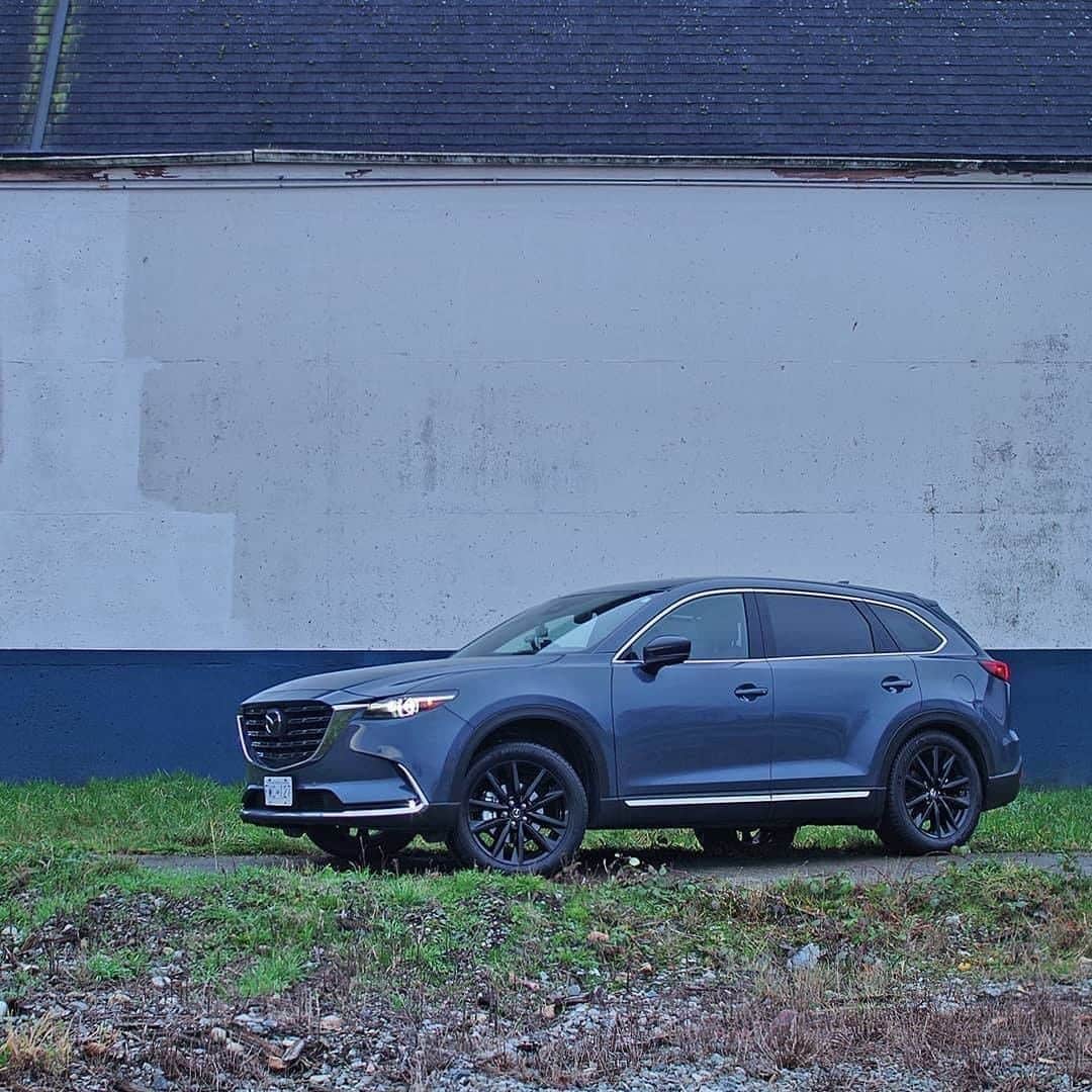 MAZDA Canadaのインスタグラム：「A Polymetal Grey Metallic exterior and refined exterior accents offer a distinctive new look for the Kuro Edition Mazda CX-9. 📸: @popuplights」