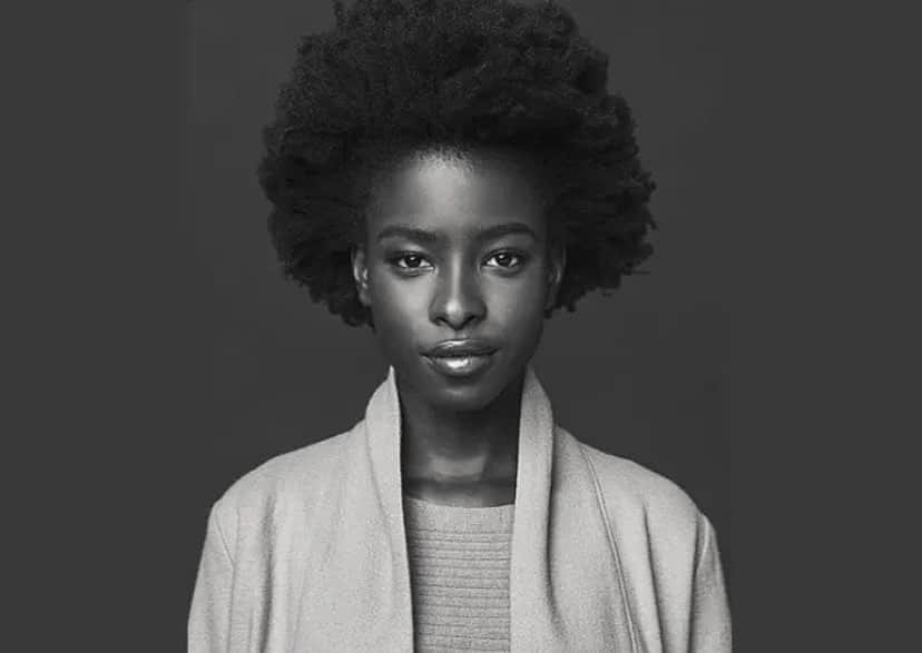 ミア・マエストロのインスタグラム：「Today HOPE has the features of poet laureate @amandascgorman 🇺🇸 #bidenharris2020 -2024  A country that is bruised but whole, benevolent but bold, fierce and free We will not be turned around or interrupted by intimidation because we know our inaction and inertia will be the inheritance of the next generation...  We will rise from the gold-limbed hills of the west, we will rise from the windswept northeast where our forefathers first realized revolution We will rise from the lake-rimmed cities of the midwestern states, we will rise from the sunbaked south We will rebuild, reconcile and recover and every known nook of our nation and every corner called our country, our people diverse and beautiful will emerge, battered and beautiful When day comes we step out of the shade, aflame and unafraid The new dawn blooms as we free it For there is always light, if only we're brave enough to see it If only we're brave enough to be it ........... Let’s be brave enough to be it 🇺🇸」