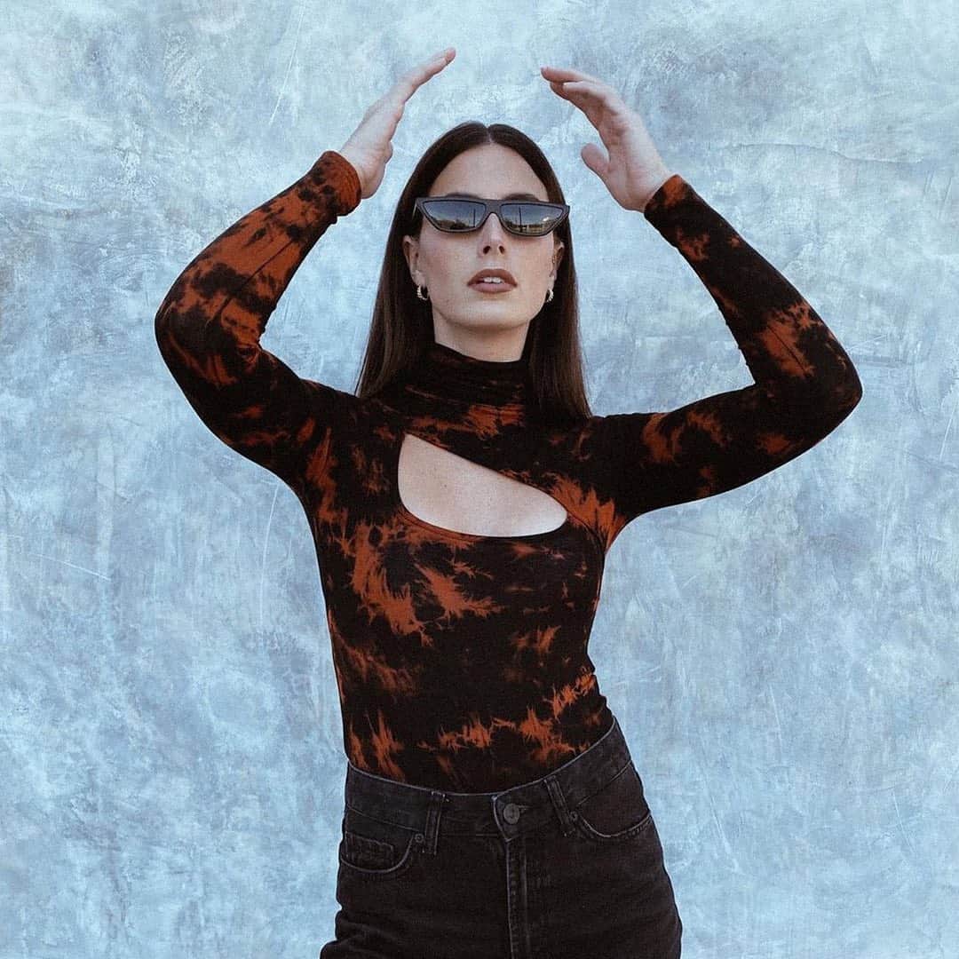 KENDALL + KYLIEさんのインスタグラム写真 - (KENDALL + KYLIEInstagram)「@hilaryfornefeld looking 💥 in our Cutout Bodysuit 💥 Shop this look and more through the link in our bio #kendallandkylie」1月21日 6時48分 - kendallandkylie
