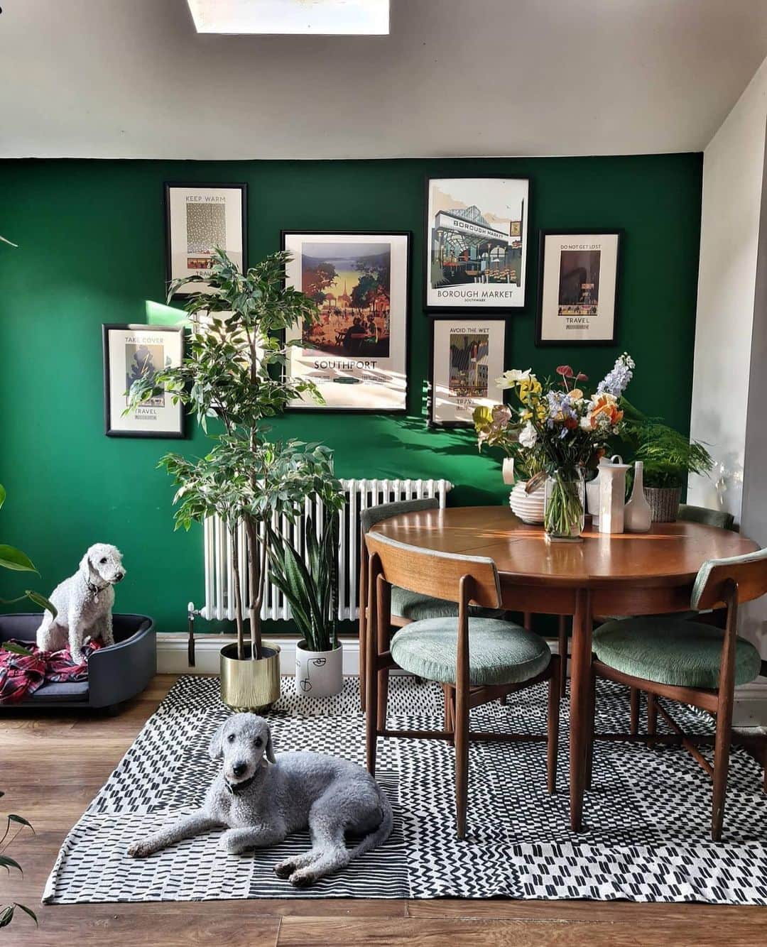 のインスタグラム：「Adore all puppies 🐶 with this decor - it is love at first sight with the home of @around.robyn」