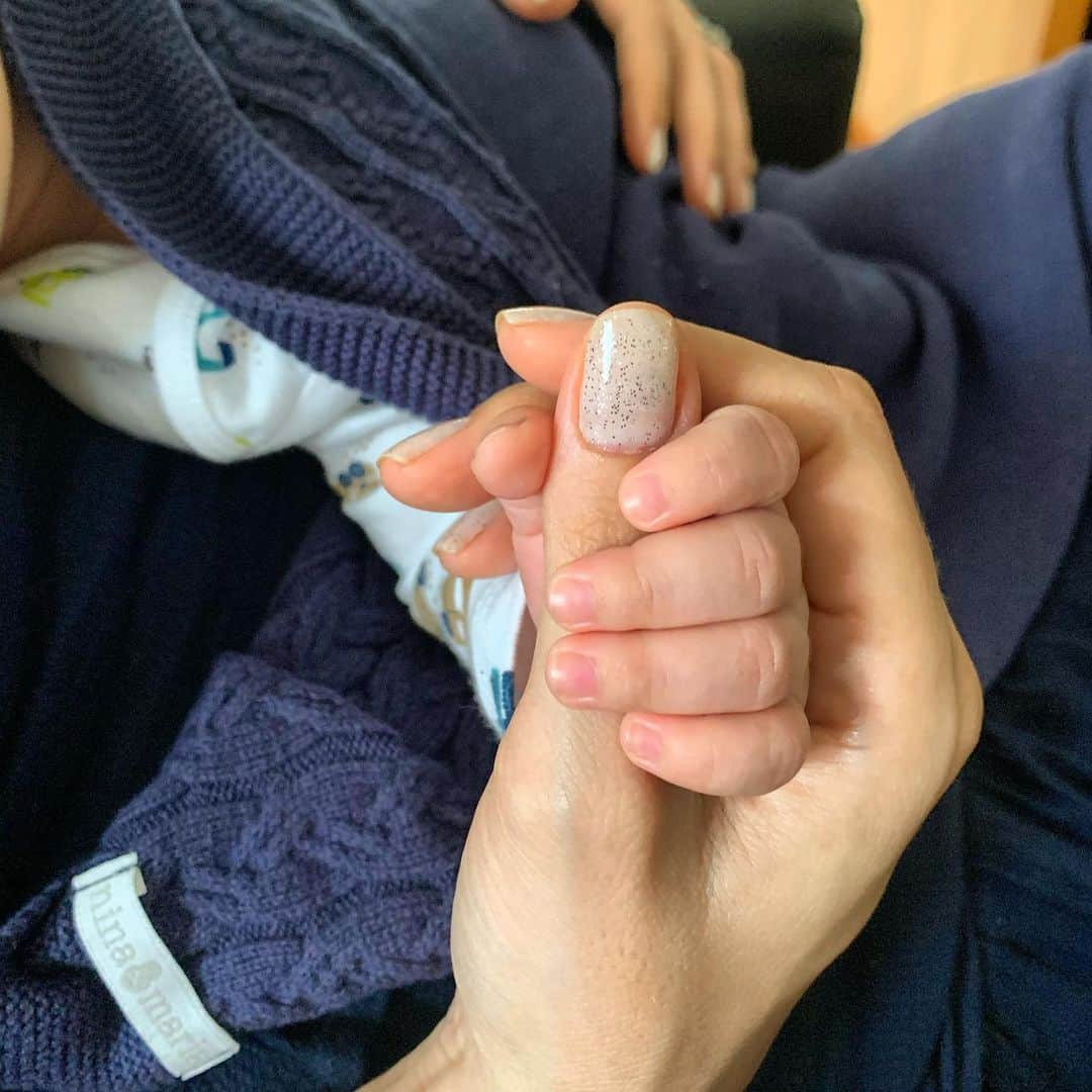 ステファニー・ブリットのインスタグラム：「Quando o mundo inteiro cabe numa mão... 💙」