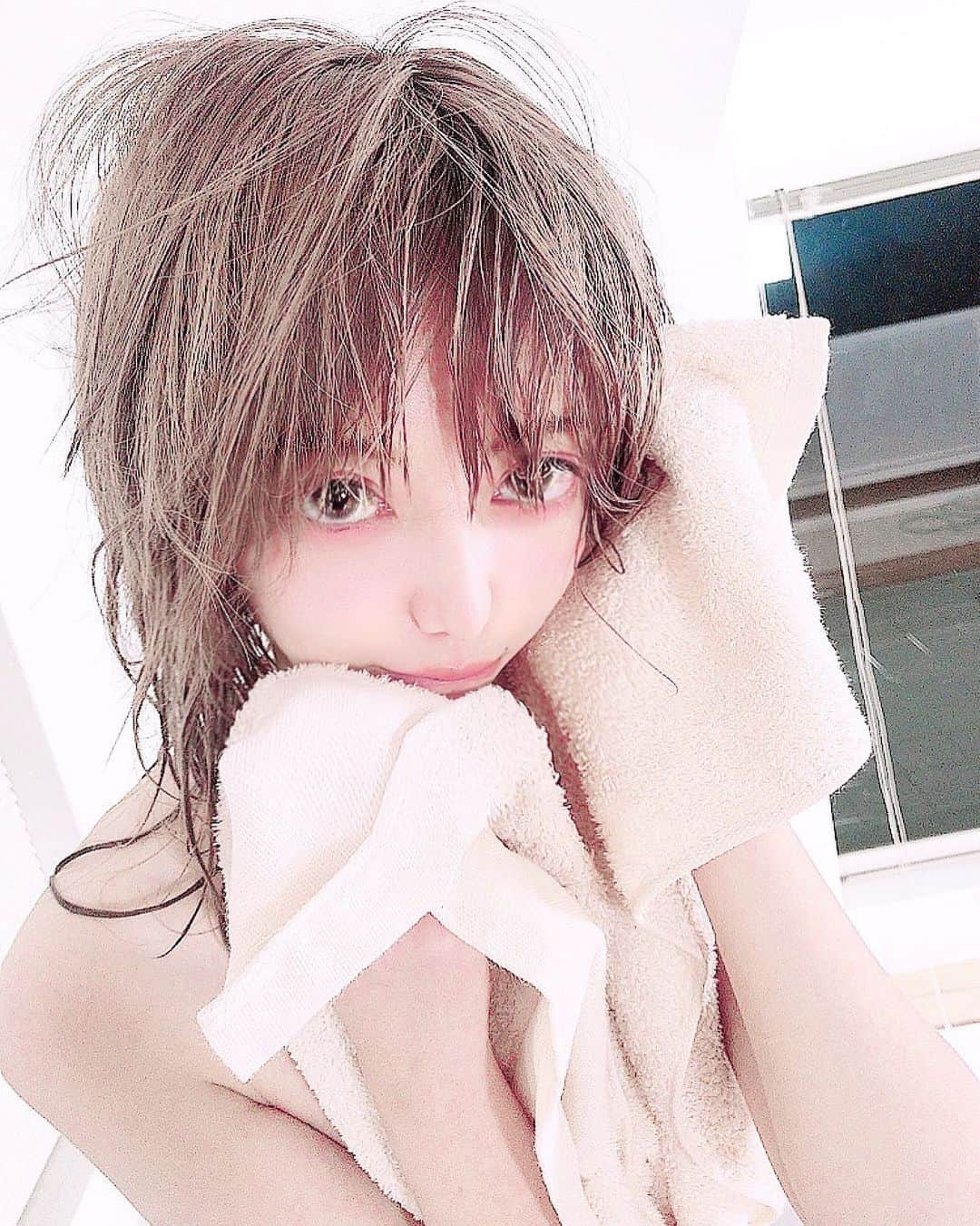 かねこあやさんのインスタグラム写真 - (かねこあやInstagram)「一緒にお風呂入ろお🛁  #ガチ彼氏目線　#ノーマルカメラ #不意打ち　 #셀피 #셀스타그램 #얼스타그램 #얼스타 #오늘의훈녀 #훈남훈녀 #촬영 #좋아요반사 #좋아요테러」1月21日 6時45分 - k.nekoaya