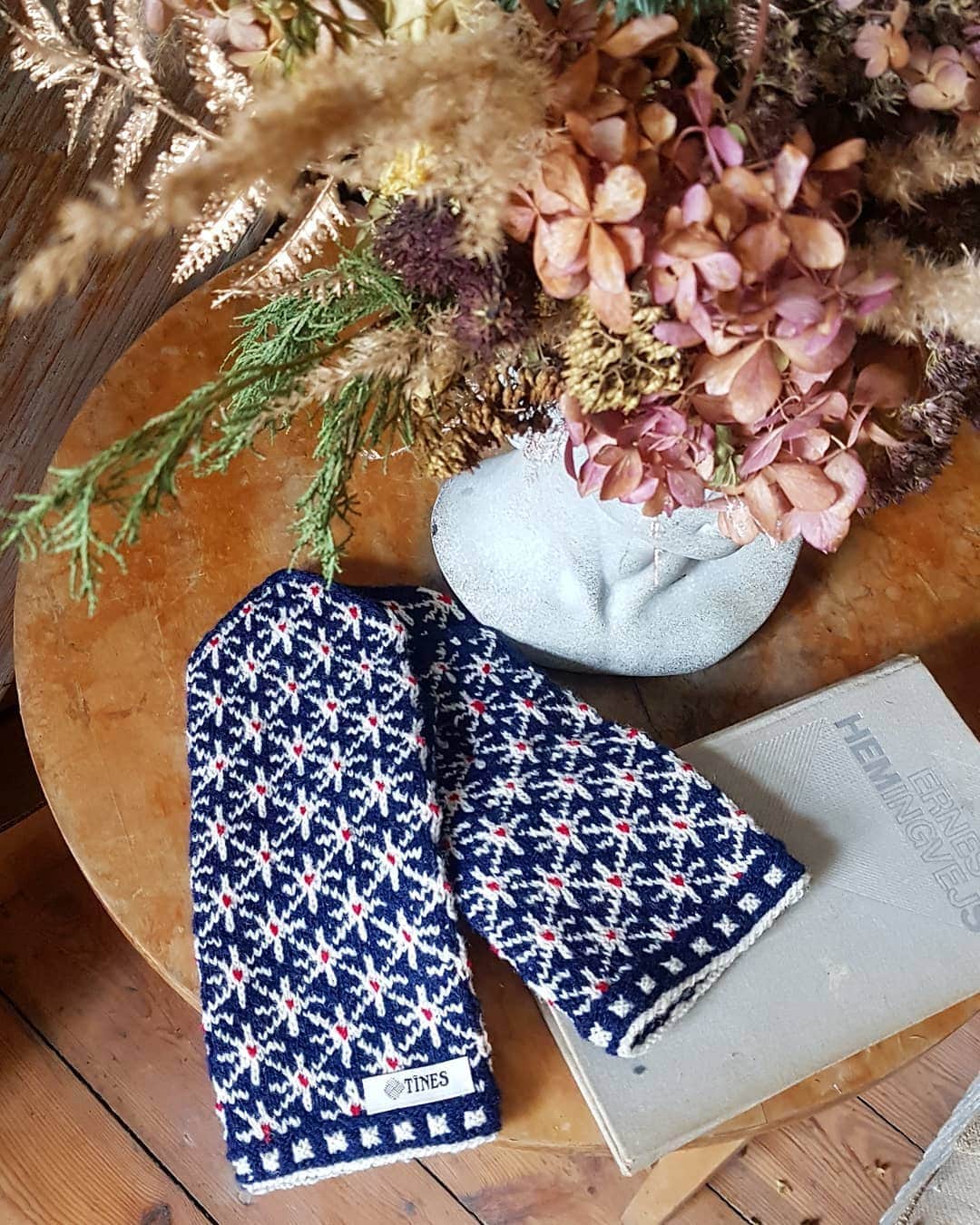 ティネスのインスタグラム：「"There is no friend as loyal as a book." /Ernest Hemingway/  ... and there's no mittens as warm as Latvian ones 🇱🇻 Hibernating with hand- knitted mittens from WWW.TINES.LV WORLDWIDE SHIPPING」