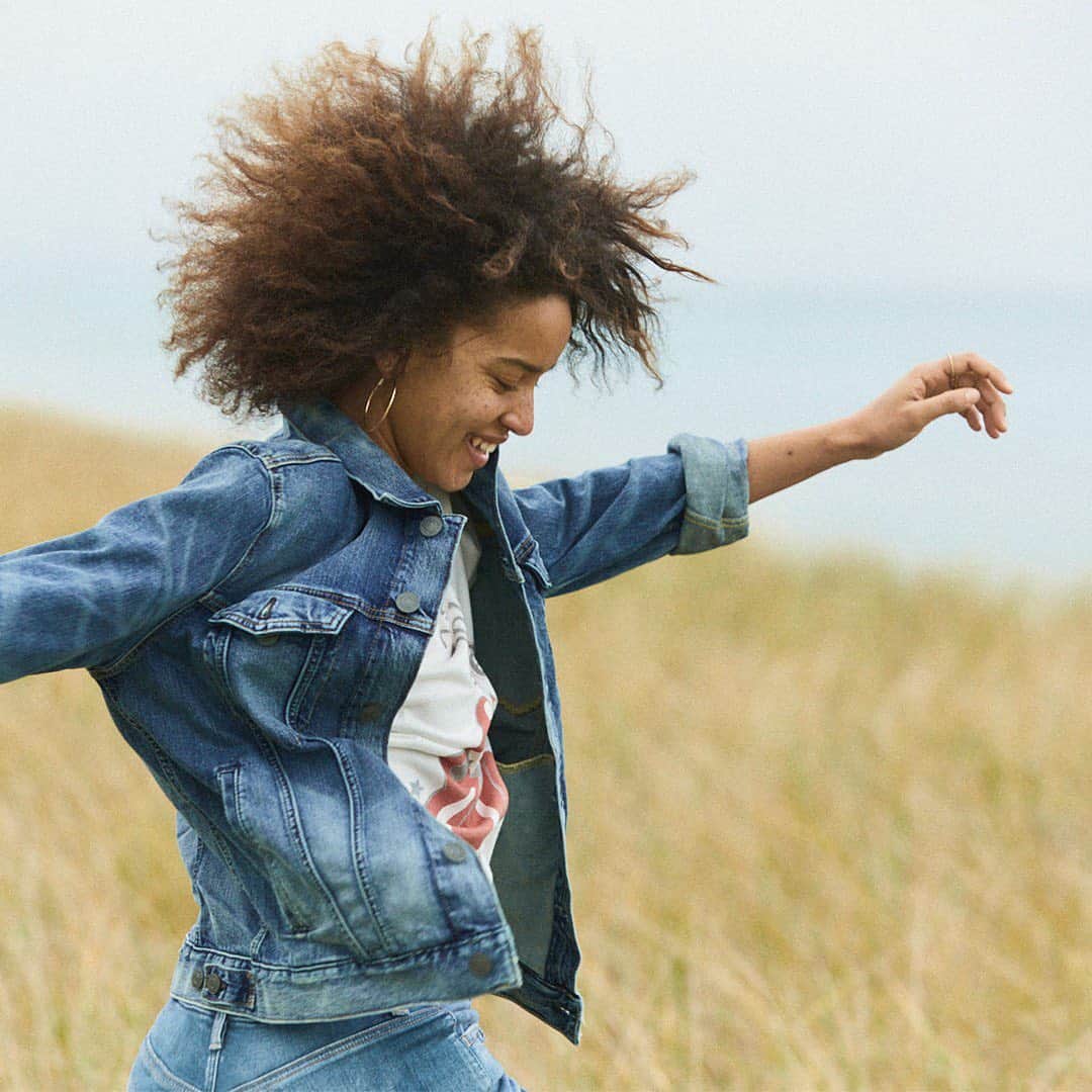 American Eagleのインスタグラム：「How it feels to wear our sustainably made 𝚁𝚎𝚊𝚕 𝙶𝚘𝚘𝚍 🌱🌎 jeans ⬆️ Did you know? Every pair of 𝚁𝚎𝚊𝚕 𝙶𝚘𝚘𝚍 🌱🌎 jeans saves 4.5 gallons of water on average, compared to our past denim production.」