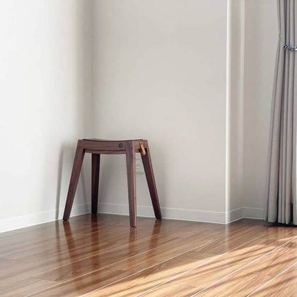 sarasa design storeさんのインスタグラム写真 - (sarasa design storeInstagram)「｜椅子の本質にこだわった、シルエットも美しいコンパクトな木製スツール ・⠀⠀ ⁣────────────────────⠀⠀ ⁣・⠀⠀ ⁣●b2c／スタッキングスツール（ウォールナット）⠀⠀⠀ 定価：19,800円 (税込)⠀⠀ ・⠀⠀ ────────────────────⠀⠀ ・ 各部のディテールにこだわったベンチ型のシンプルな木製スツール。座面のカーブが座りやすく工夫されており、スタッキング可能な構造です。シンプルで置き場所を選ばずスリムなプロポーションです。⠀⠀ ・ ────────────────────⠀⠀ ・⠀ こちらの商品を @nakkoo555 さんに⠀⠀ 撮影協力いただき、お写真と一緒に以下のコメントをいただきました。⠀⠀ ご協力ありがとうございました！！⠀⠀ ⁣・⠀⠀ ──⠀⠀ ・﻿⠀ ちょっと荷物を置いたり👜 携帯充電したり🔌 こういうの欲しかった♡ ㅤ  @sarasa_design スタッキングチェア スツール 無垢 ウッド b2c スタッキングスツール（ウォールナット） ㅤ ウォールナットのお色で、うちの家具に ぴったりでした👏 すごくお気に入りです👏 #撮影協力 #sarasadesign#サラサデザイン  ㅤ  #すっきり暮らす#暮らしを整える#暮らしを楽しむ #インテリア#インテリアコーディネート#シンプル#シンプルライフ#暮らし#持たない暮らし#roomclip#ルームクリップ#ベッドルーム#ベット#睡眠 #locari#ロカリ#シンプルホーム#シンプルな暮らし#北欧インテリア#ムクリ#マンション#整理整頓#整理 ・ ────────────────────⠀⠀⠀ #sarasadesign をつけて投稿いただいた中からお写真をご紹介する場合がございますので、ぜひ投稿してみてください！！　素敵なお写真お待ちしております！！⠀⠀ ────────────────────⠀⠀ ・⠀⠀ #sarasadesign⠀#sarasadesignlab #sarasadesignstore ・」1月21日 7時00分 - sarasa_design