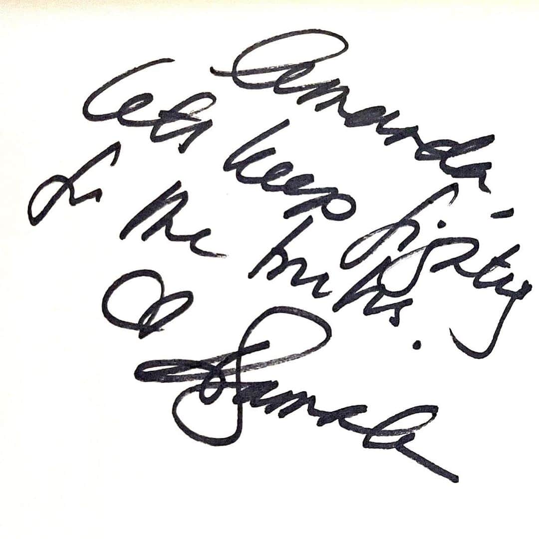 アマンダ・デ・カディネットのインスタグラム：「This note from Kamala fell out of a book I picked up this morning . I’m taking it as a sign from the Universe, how can I not ?! Yes , let’s keep fighting for the truth @KamalaHarris. As anyone who really knows me can attest to,  I live for the #Truth and I seek it daily.  I can feel it in my core when dishonesty is presented as #Truth and today, like so many of us .. I wept and exhaled in a big fucking  way.  Not, because a new leader will immediately fix the monumental systemic issues we are so painfully aware of . But because we now have a team running the show who value compassion , empathy and integrity, as much a politician possibly can. And ..I wept because we have such a major first with @kamalaharris  being our #MadameVicePresident . Celebrating the wins today . Let’s continue and keep fighting for the truths ! 💗」
