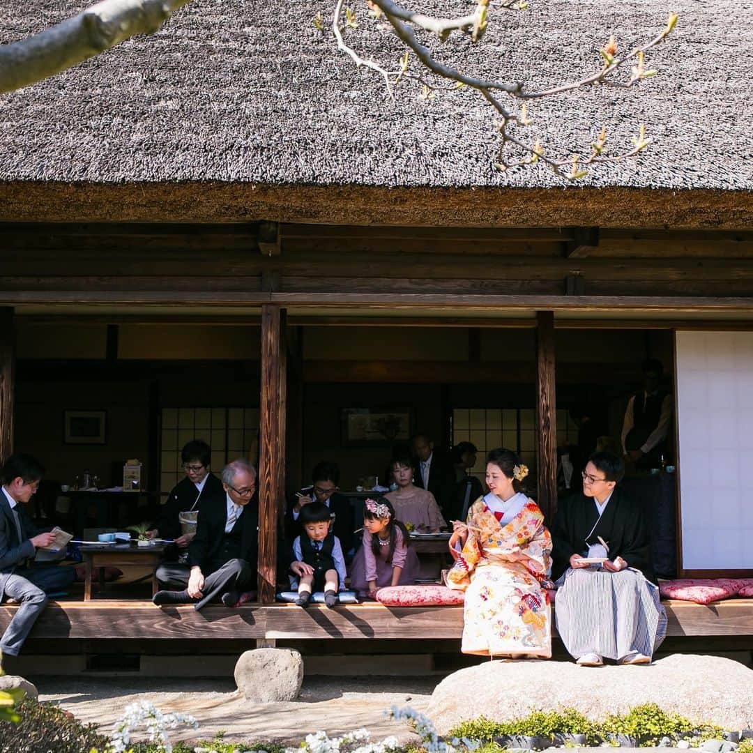 The KAMAKURA WEDDINGのインスタグラム：「「明王院」で１日１組様限定の結婚式。開放的な空間で、この日を迎えられご家族との関係性にも変化が。詳しくはHP感動レポートをご覧ください。 https://kamakura-wedding.jp/report/22247/」
