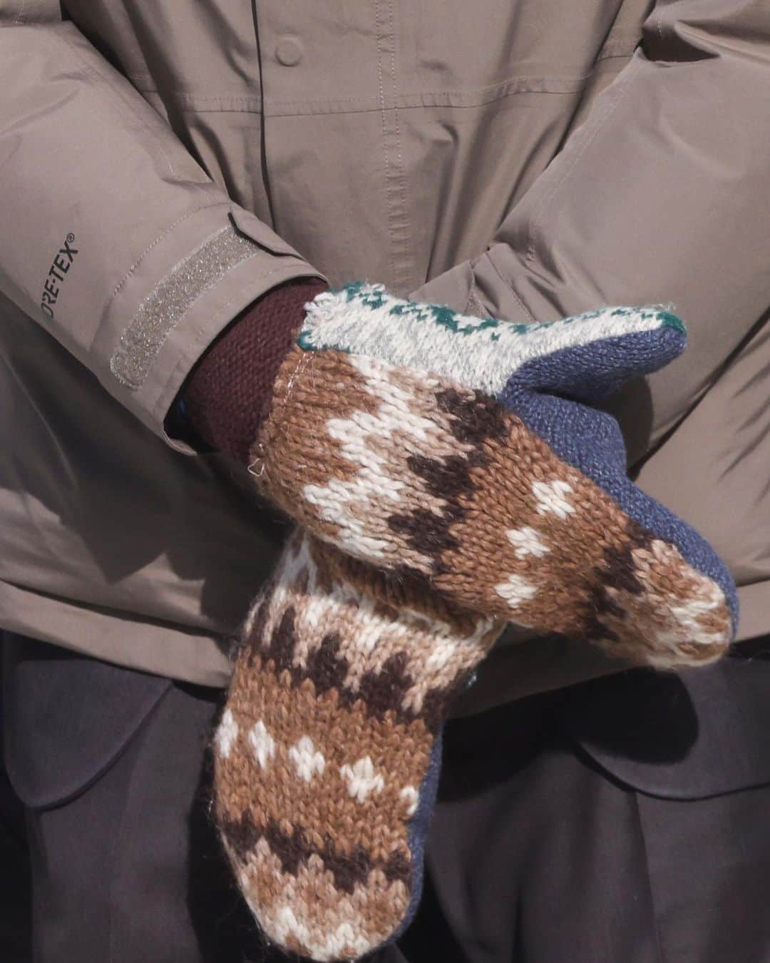 GQさんのインスタグラム写真 - (GQInstagram)「It’s official... Bernie Sanders' mittens won the Inauguration fit battle. Tap the link in bio to cop your own toasty upcycled woolen mitts. #InaugurationDay」1月21日 7時14分 - gq