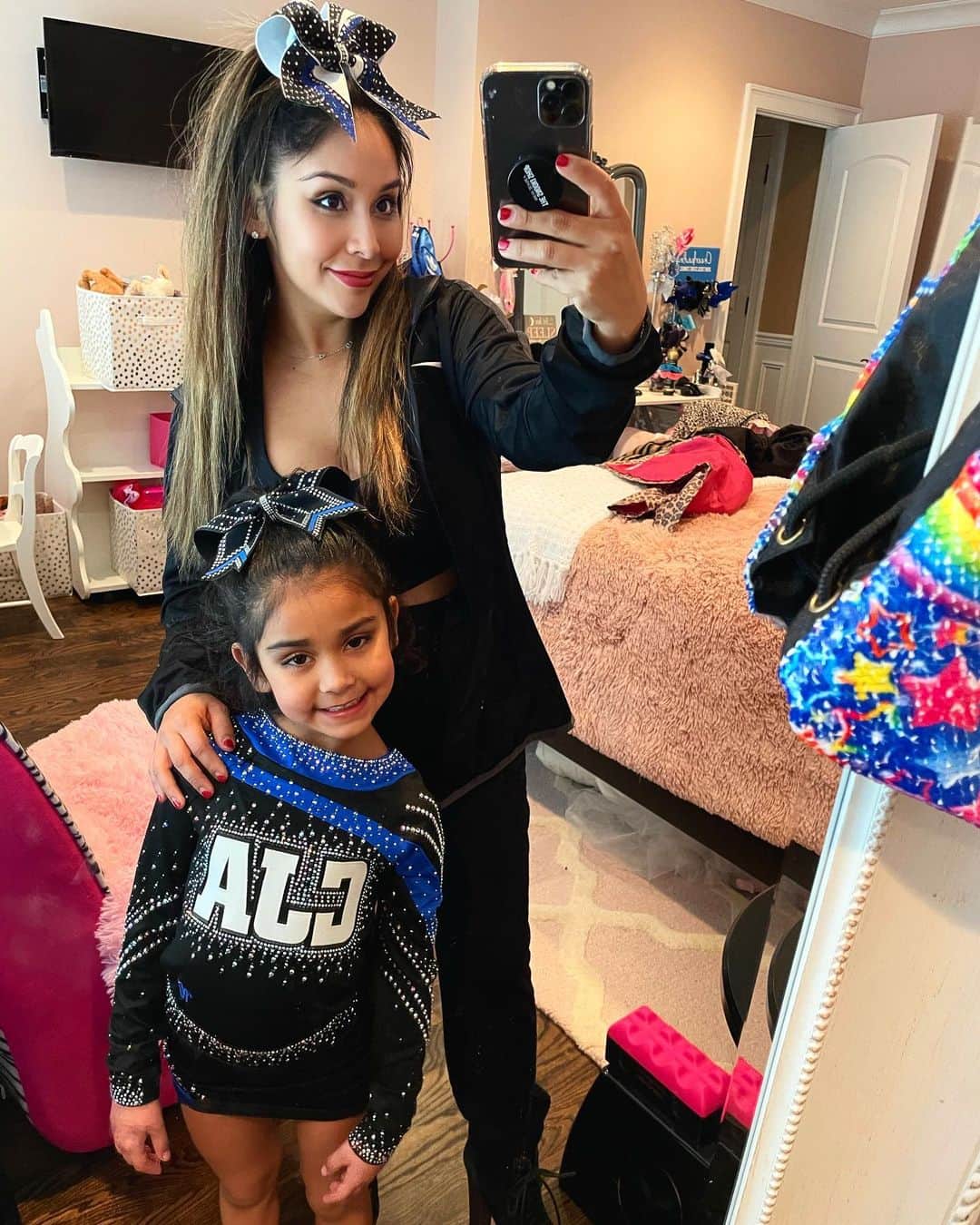 ニコール・ ポリッツィのインスタグラム：「It’s a good day 🔥 especially when my Lil mawma has a virtual cheer comp 💙 #Gogirl」