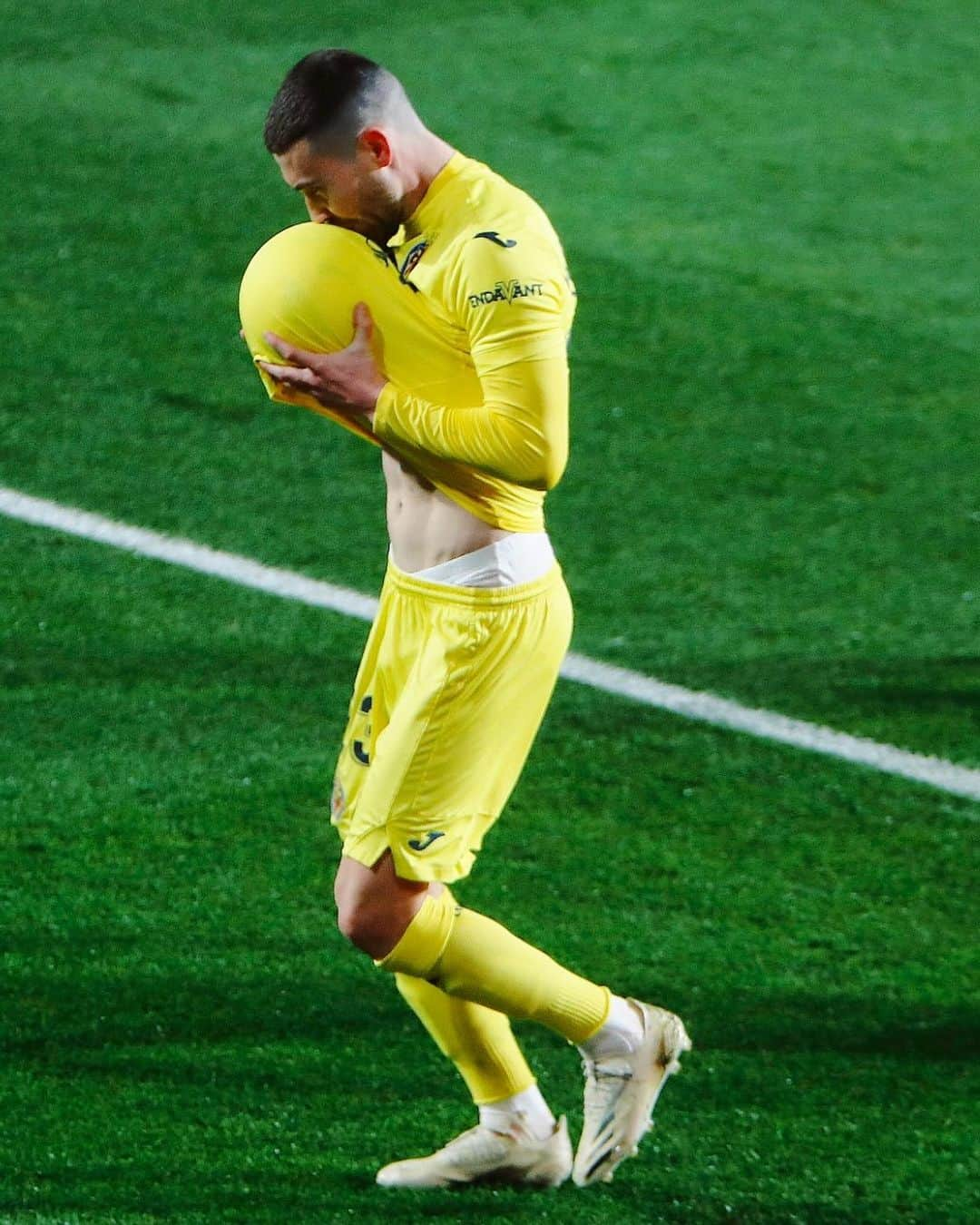 LFPさんのインスタグラム写真 - (LFPInstagram)「So special... 🥰💛  #LaLiga #LaLigaSantander #Villarreal #MoiGómez #Football #Goals」1月21日 7時07分 - laliga