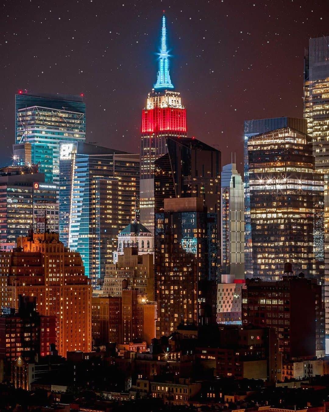 Empire State Buildingのインスタグラム：「Our tower lights will shine in the colors of the American flag this evening, to honor the inauguration of @potus, Joe Biden & @vp, Kamala Harris. 🇺🇸  ⠀⠀⠀⠀⠀⠀⠀⠀⠀  📷: @212sid #EmpireStateBuilding」