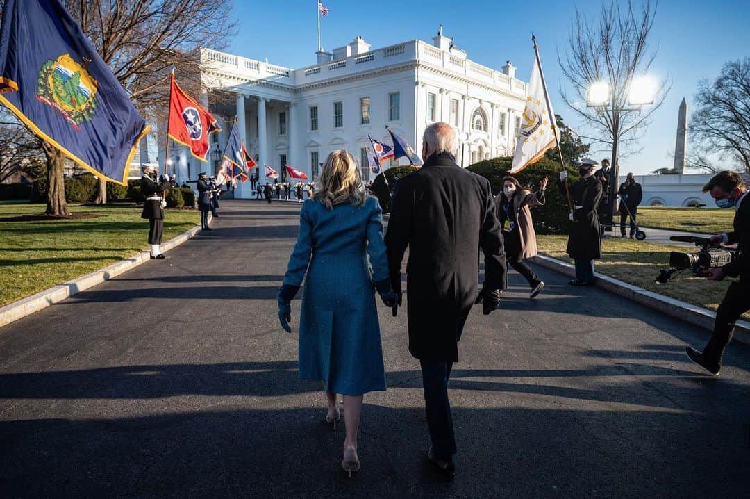 AFP通信さんのインスタグラム写真 - (AFP通信Instagram)「#AFPrepost 📷 @jimwatsonafp - US President Joe Biden and First Lady Dr. Jill Biden walk up the drive to the North Portico as they arrive at the White House.  #joebiden #uspresident #inauguration」1月21日 7時16分 - afpphoto