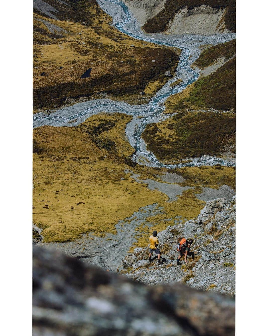 マイケル・ドーソンのインスタグラム：「One of the classic trans alps walks - 3 Passes. Here’s a shot looking down from Browning Pass where Easy meets West. #nz #nzmustdo #3passes #browningpass #travel #dosomethingnewnz」