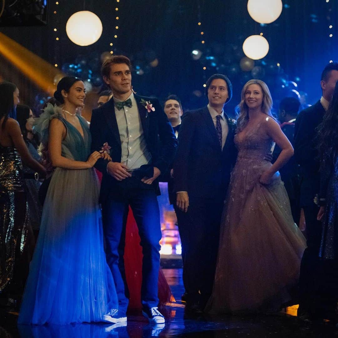リリ・ラインハルトのインスタグラム：「We’re going to prom tonight 💃🏼 see you there #riverdale」