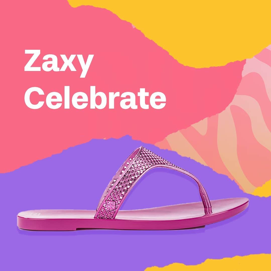 ザクシーのインスタグラム：「É promoção* que vocês querem? Que bom, porque no nosso site tem váááários modelos incríveis com descontos de até 30%! Ou seja: não tem motivo pra não curtir o Verão com uma Zaxy novinha no seu pé 😜 #LiquidaVerãoZaxy  #ZaxyCelebrate - de R$39,99 por R$23,99 #ZaxyEasy - de R$49,99 por R$35,99 #ZaxySummer - de R$44,99 por R$35,99  *Promoção válida em lista selecionada entre os dias 06/01/2021 e 31/01/2021 ou enquanto durarem os estoques.  Compre agora mesmo pelas tags no post, pelo link na bio ou na nossa loja online www.zaxy.com.br  pracegover #pratodosverem: Na foto, temos o fundo em tons de rosa, laranja e amarelo. Na foto 1, temos a Zaxy Celebrate na cor rosa, um modelo de rasteirinha com uma tira metalizada. Na foto 2, temos a Zaxy Summer na cor rosa claro, um modelo de rasteirinha com duas tiras e um lacinho. Na foto 3, temos a Zaxy Easy, um modelo de slide com tiras cruzadas.」