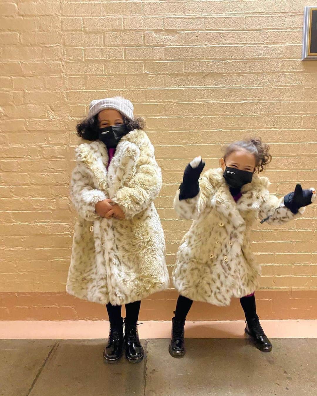 People Magazineさんのインスタグラム写真 - (People MagazineInstagram)「Kamala Harris' grandnieces were out in full support of their auntie — and in some special jackets too! ❤️ The pair's mom, Harris' niece Meena Harris, shared that the girls’ matching faux fur plush leopard coats were custom creations, designed to "look just like Auntie's" in an adorable throwback pic. ✨ Tap the bio link for all the sweet details. |#Regram, @meena」1月21日 7時20分 - people