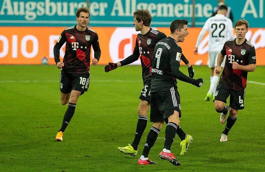 トーマス・ミュラーのインスタグラム：「Finally we have our first clean sheet since a while - time to celebrate and start a big run 🥳🥳💥💥 #solchedingermusstdugewunnen #1sthalfchancenwucher #inaugsburgkriegstdunixgeschenkt #ichglaubjetzläufteswieder」