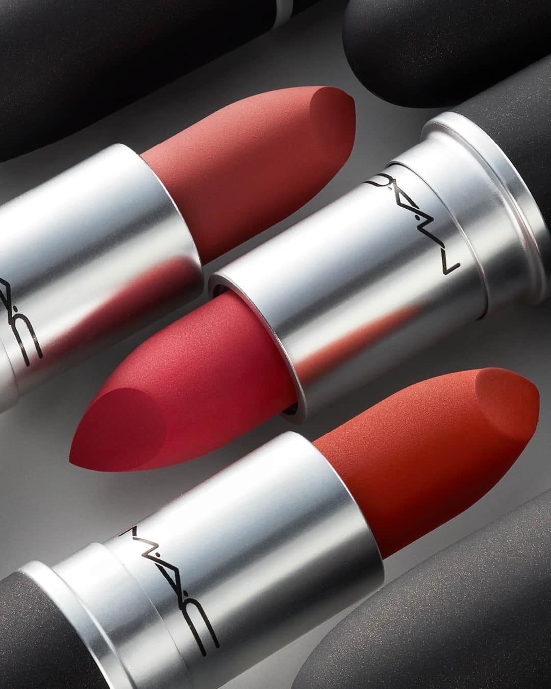 のインスタグラム：「One kiss is never enough 💋. Treat your lips to the matte that moisturizes lips for eight whole hours with award-winning Powder Kiss Lipstick in A Little Tamed, Sultry Move and Marrakesh-mere. #MACPowderKiss」